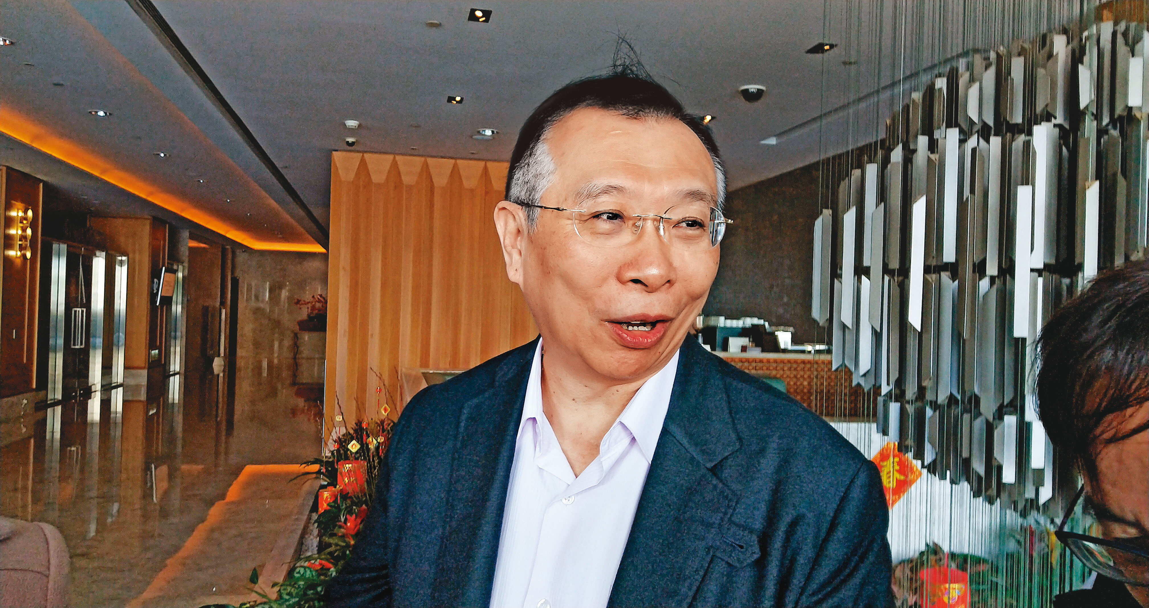 台鋼集團會長謝裕民繼介入台苯、光洋科之後，再現這次友訊經營權之爭。