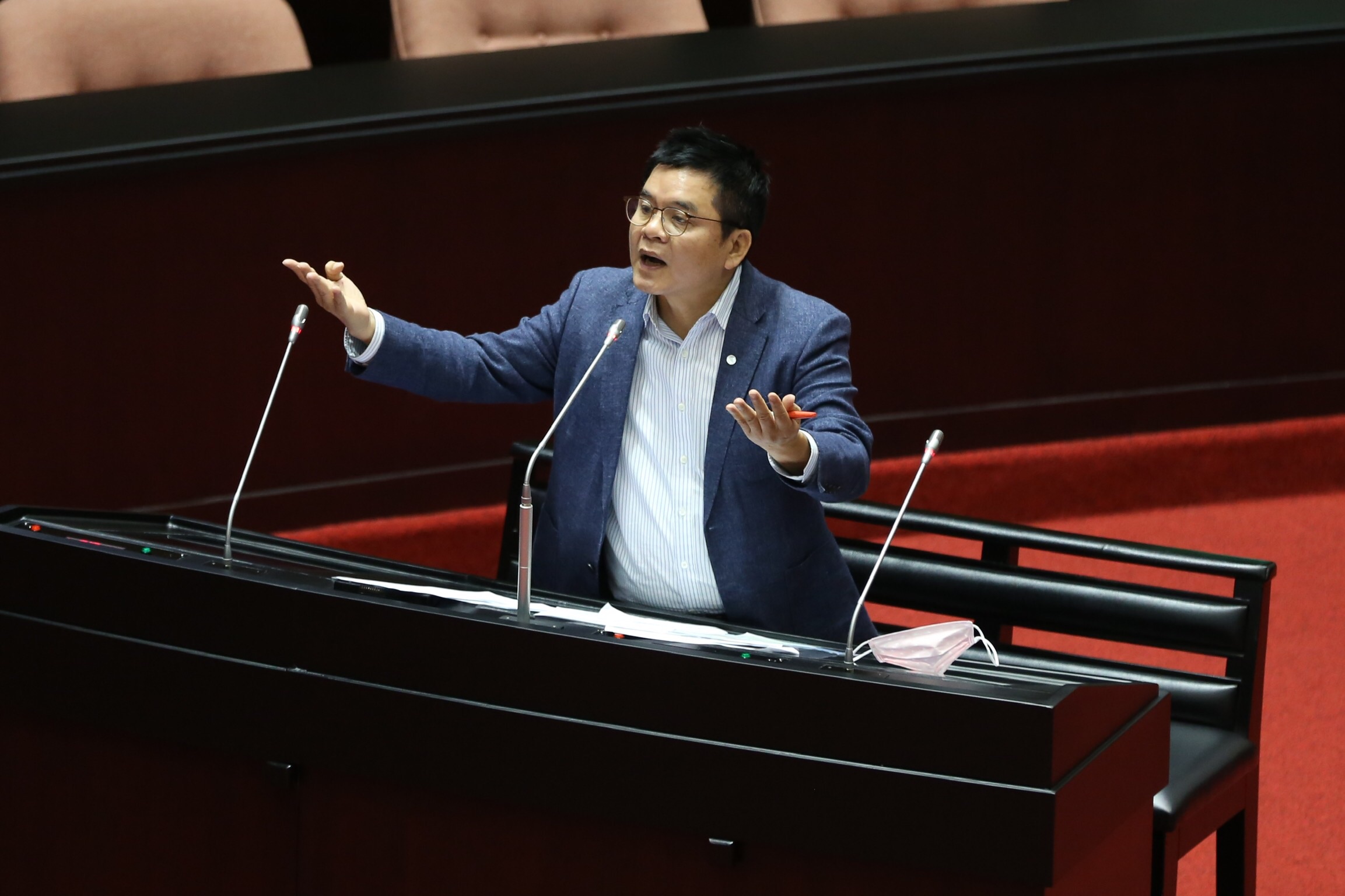 民進黨立委莊瑞雄今在立法院質詢。