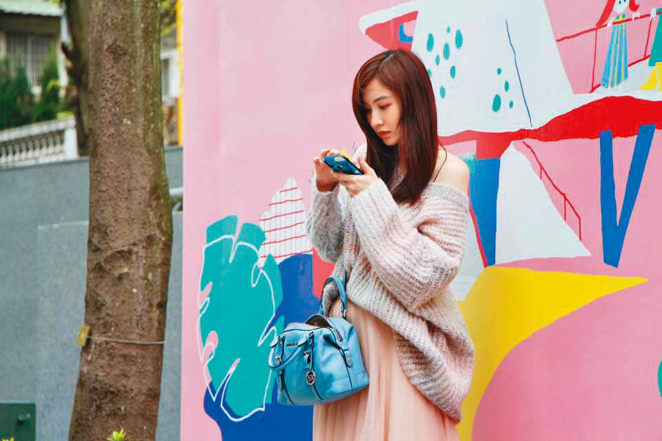 李佳玲抒發疫情心得，讓一堆沒戴口罩的路人長相躺著也中槍。（翻攝自李佳玲臉書）