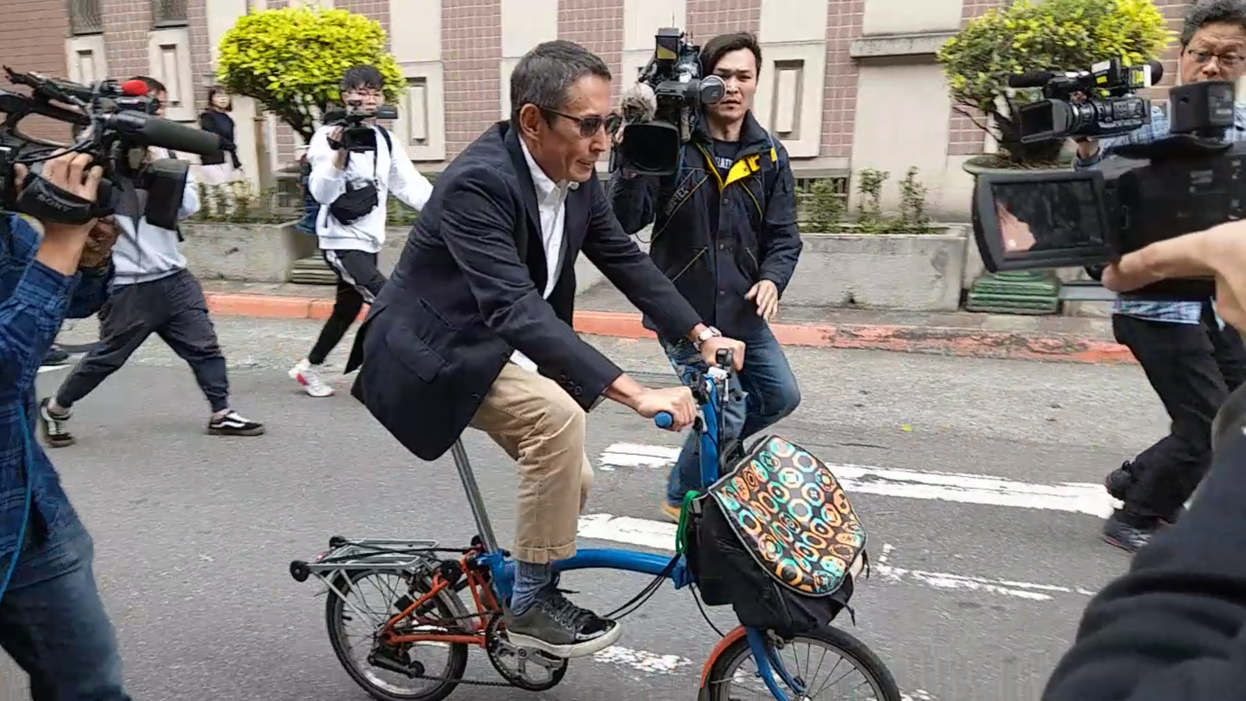 鈕承澤性侵案一審遭判有罪，他今未出庭聽判，圖為去年鈕承澤騎單車出庭。