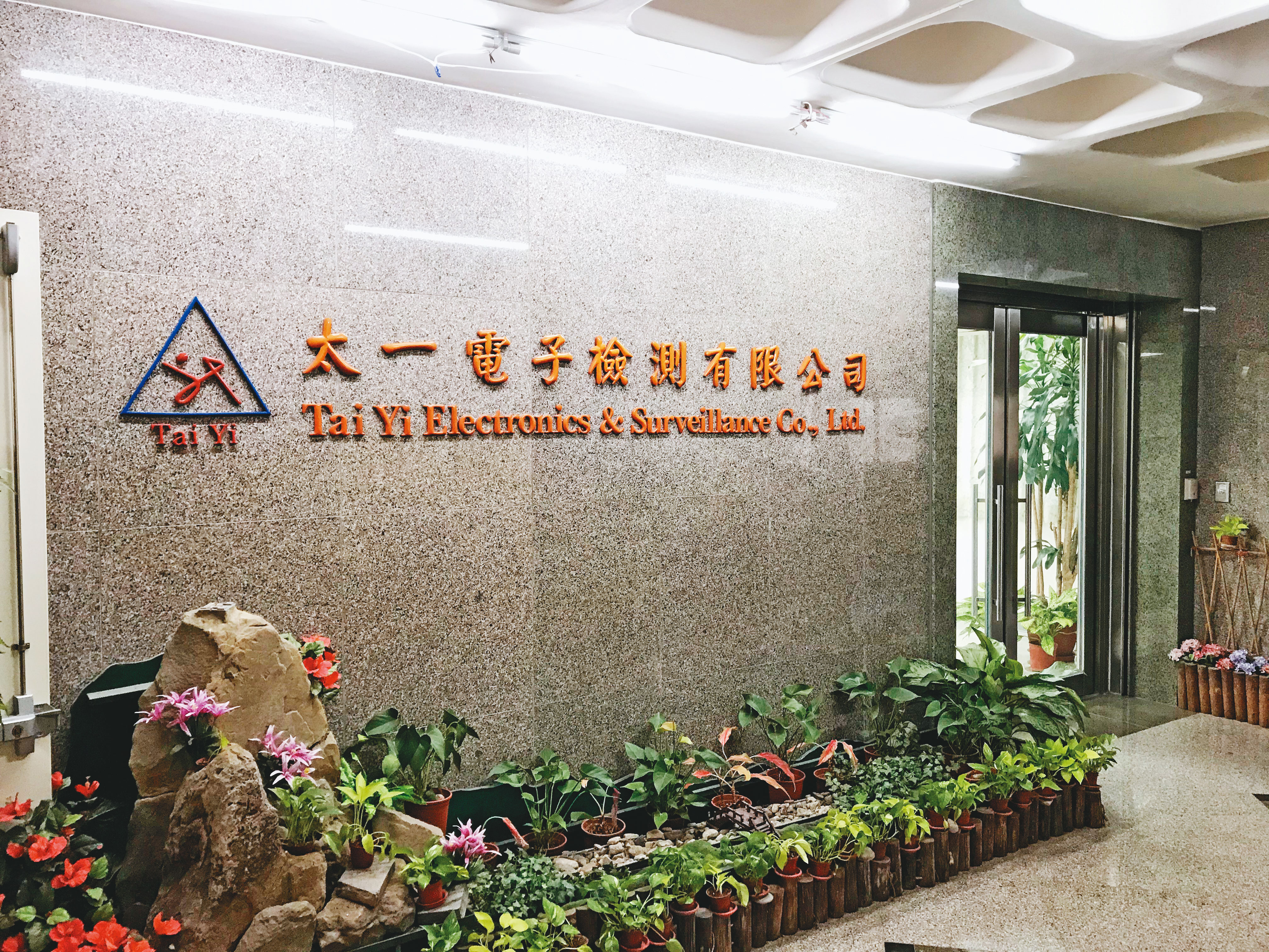 少龍要求信徒把女兒送到太一公司上班，並挑選年輕貌美者加入仙女班。