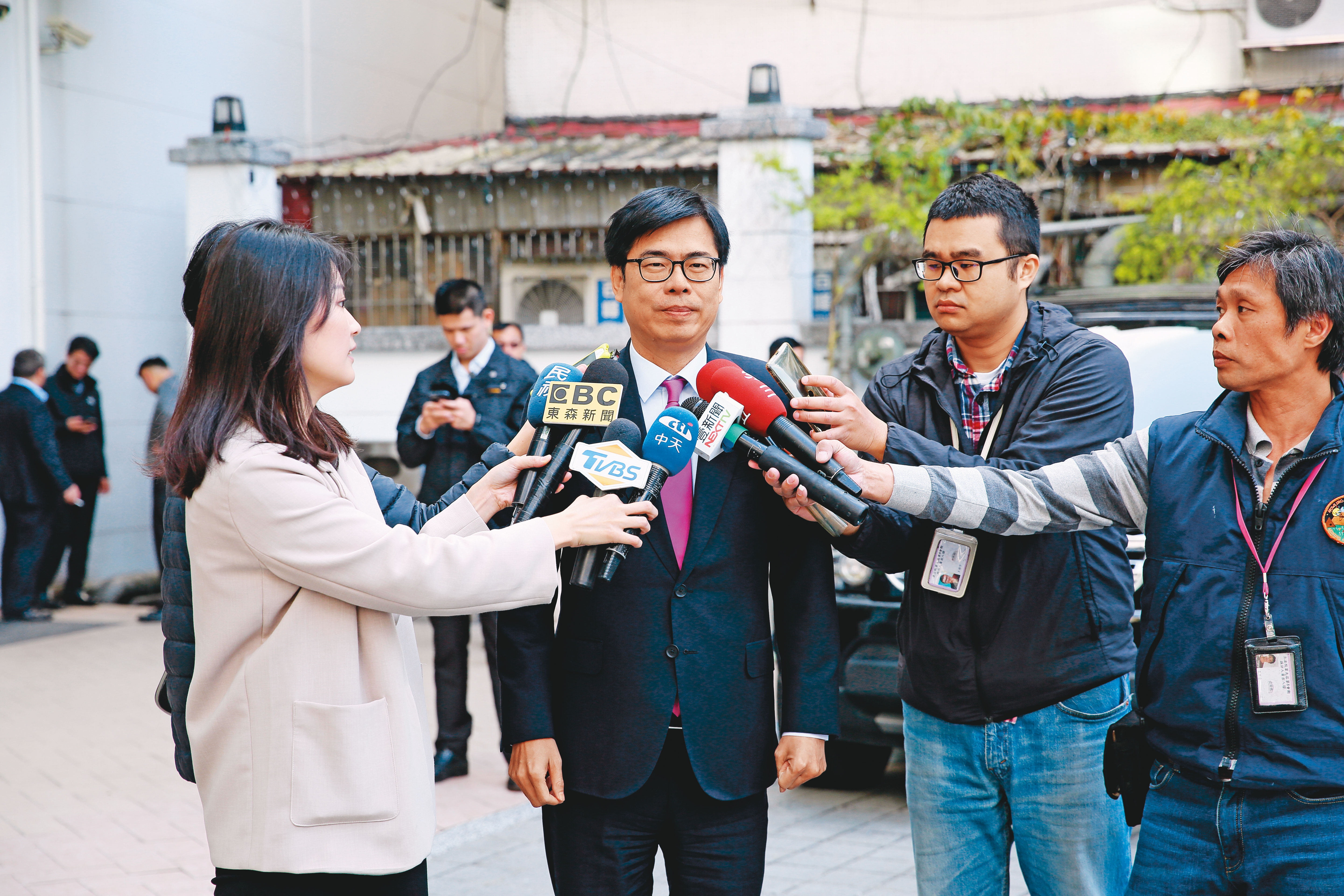 行政院副院長陳其邁(中)20年前擔任立委時,曾指控少龍是宗教流氓。