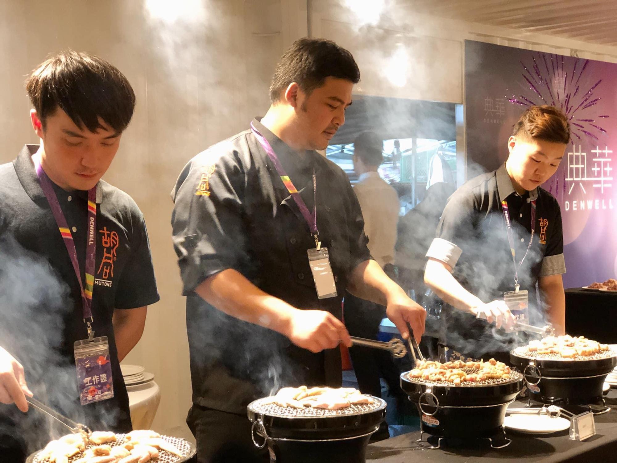 胡同燒肉被星宇航空選為經濟艙飛機餐供應商，近期也揮軍宅經濟市場。（翻攝自胡同燒肉FB）