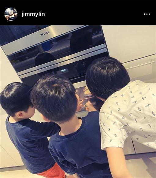 3個兒子一起在烤箱前等待,爸爸當然要捕捉這一刻。(翻攝自林志穎IG)