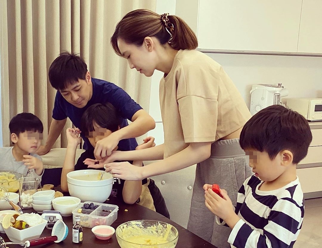 林志穎一家5日做蛋糕，大兒子的正臉雖然被擋住，但還是露出與3歲時不同的較成熟樣貌。（翻攝自林志穎IG）