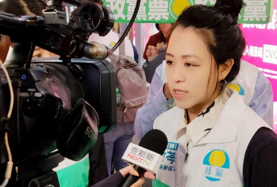 綠黨祕書長張竹芩質疑該員警涉「凌虐人犯、重傷害未遂及恐嚇危害安全罪嫌」。（翻攝自張竹芩臉書）