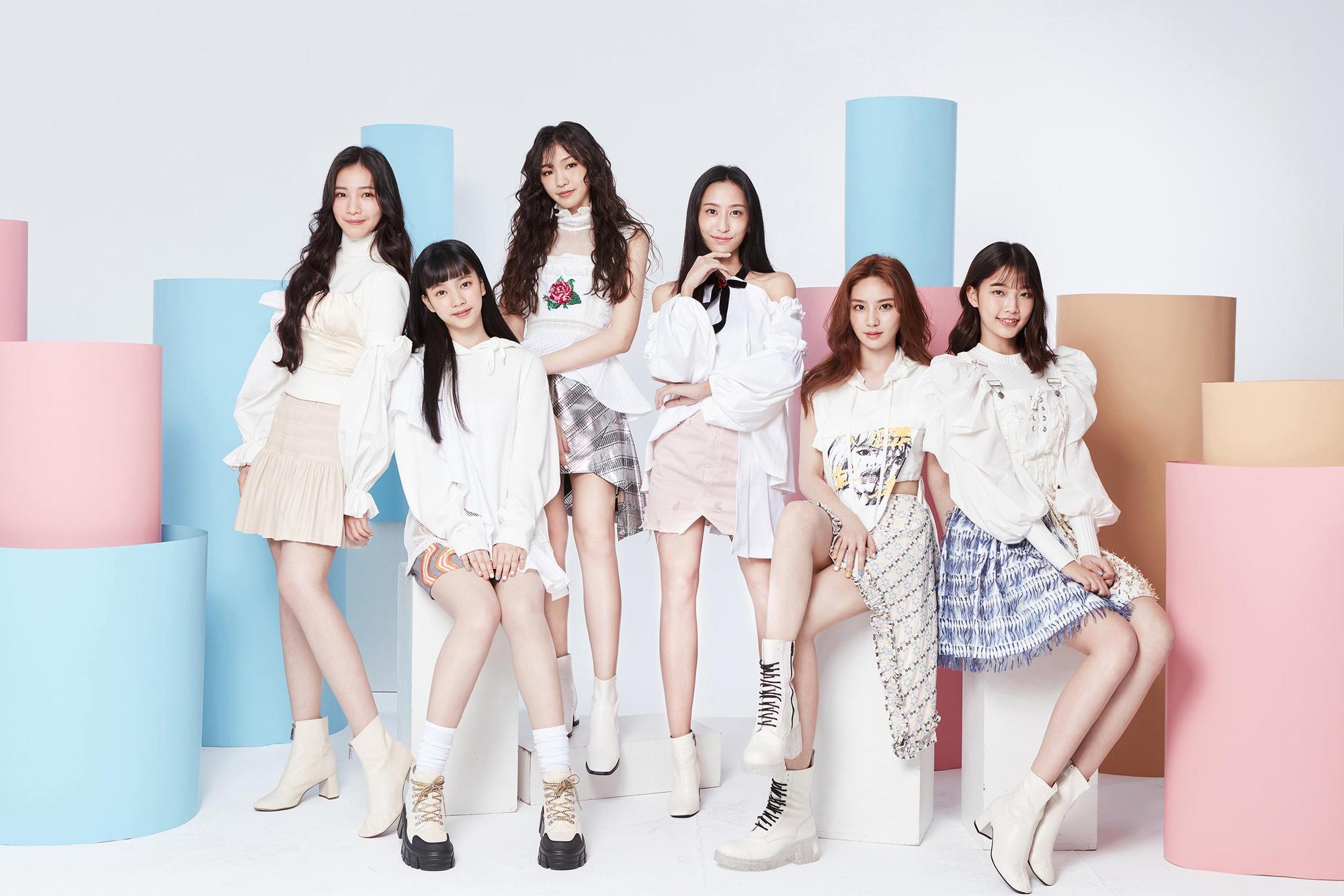 新女團PER6IX由6位平均18歲的女孩組成,包括李紫嫣(左起)、馬瑋伶、申力安、彭名慧、王加瑄及林采婕。(喜歡音樂提供)
