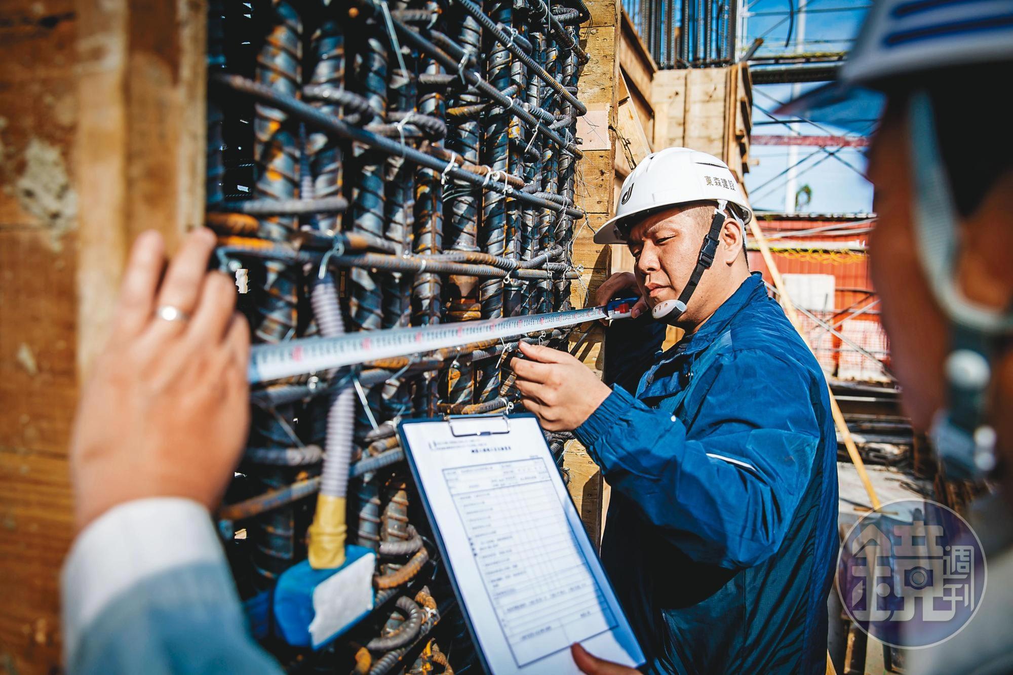 7年級生賴建程只花了短短10年，就從旅行社跨足到地產界成為新星，他邊學邊做、週週監工，緊盯首發建案「日日東森」工程進度。