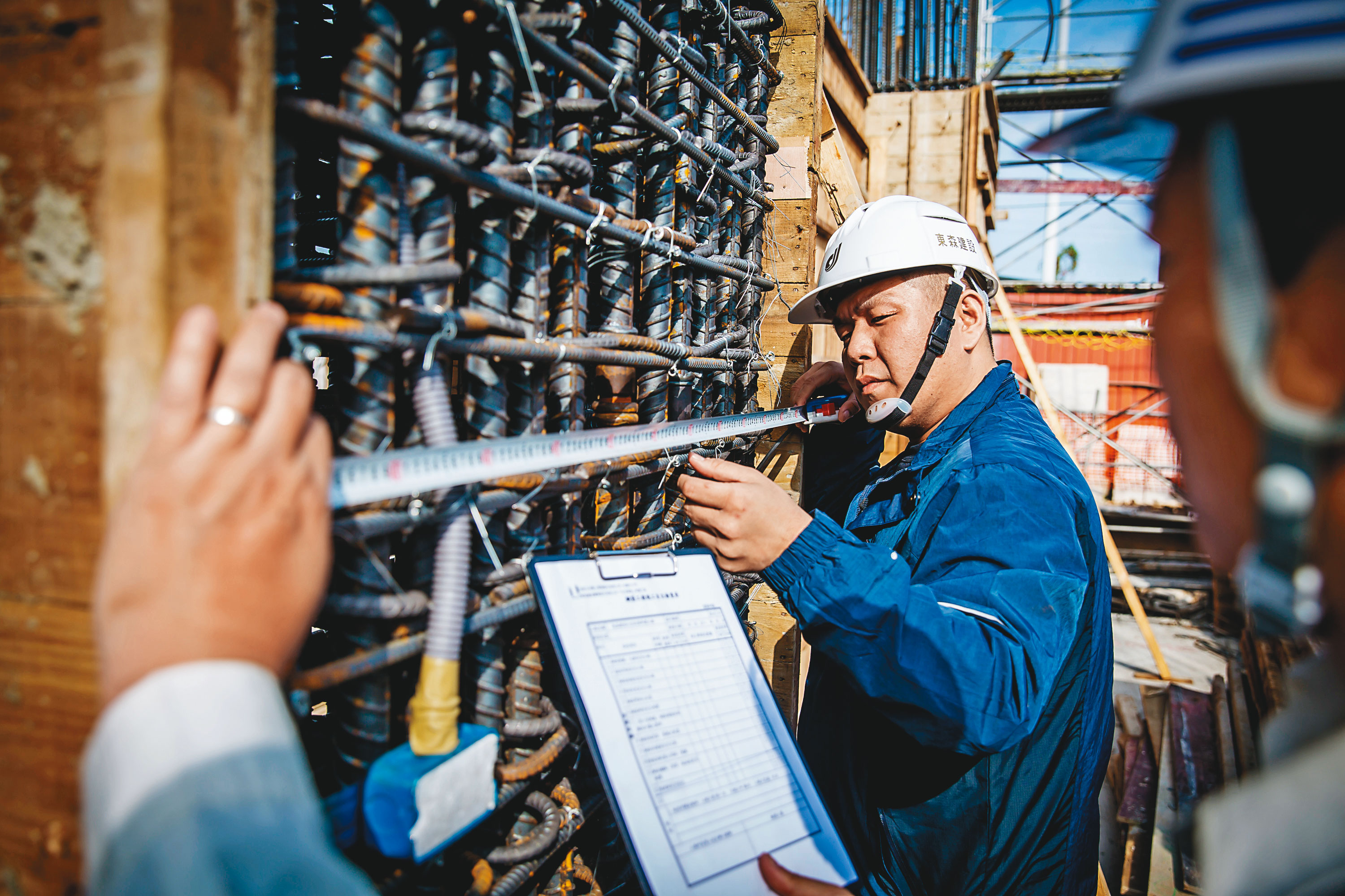 7年級生賴建程只花了短短10年，就從旅行社跨足到地產界成為新星，他邊學邊做、週週監工，緊盯首發建案「日日東森」工程進度。