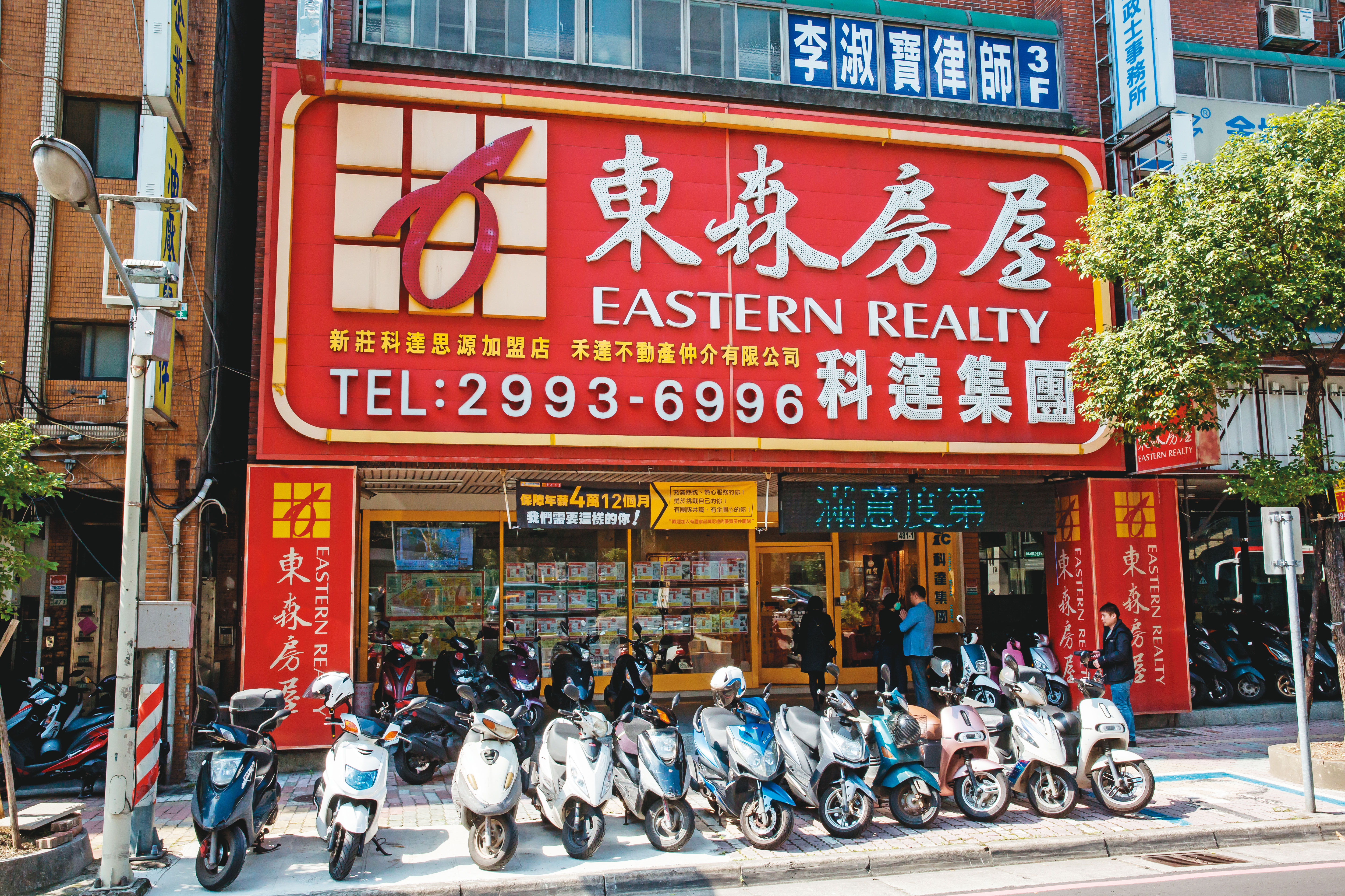 深信危機入市才有機會，賴建程在奢侈稅打房時加盟第1間東森房屋，2年半內連開5間，7年來共仲介買賣200億元的房子。