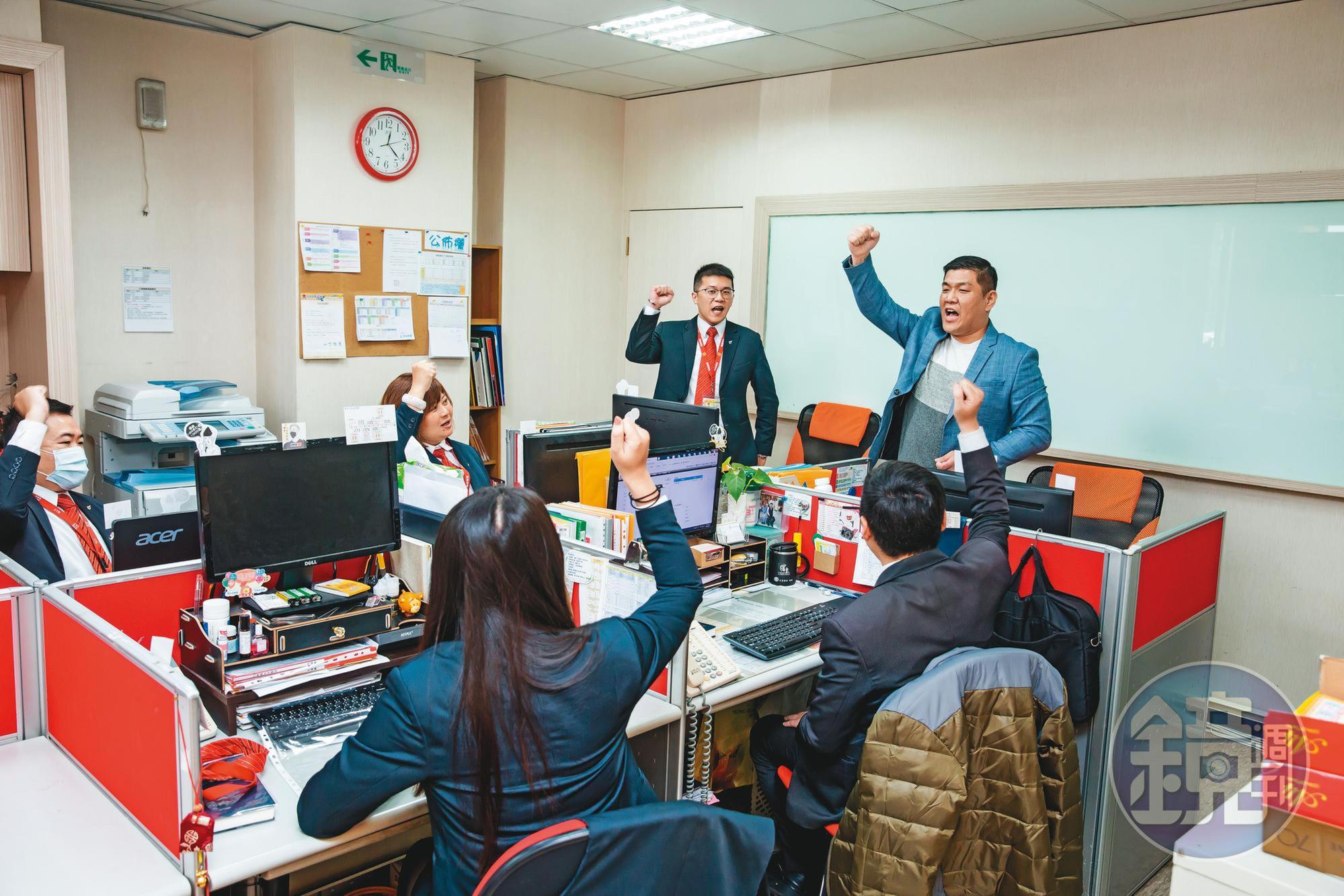 賴建程（後右）不時巡房仲店頭，針對近日疫情影響看屋意願，喊話將加碼下廣告、舉辦摸彩活動刺激客源。