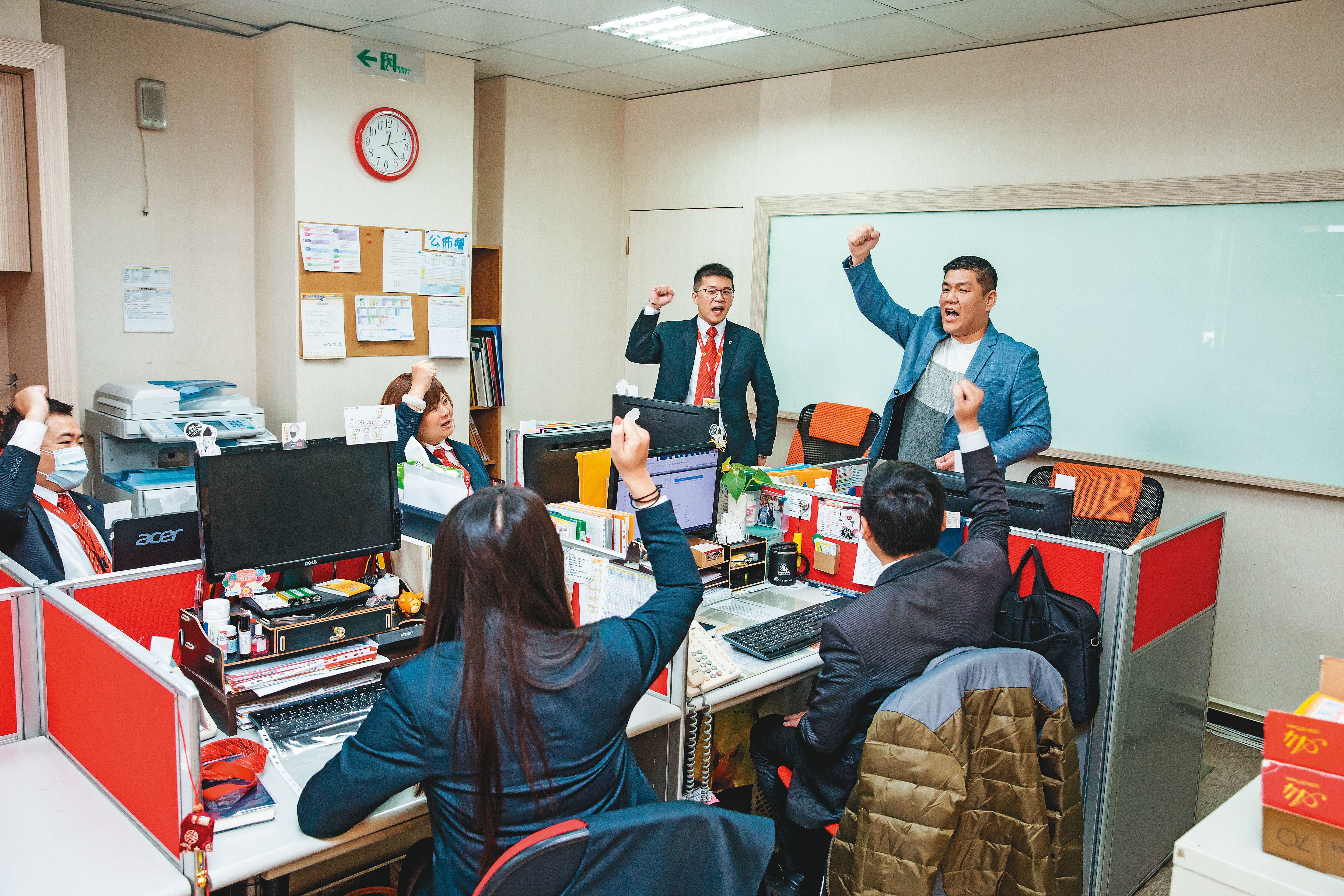 賴建程（後右）不時巡房仲店頭，針對近日疫情影響看屋意願，喊話將加碼下廣告、舉辦摸彩活動刺激客源。