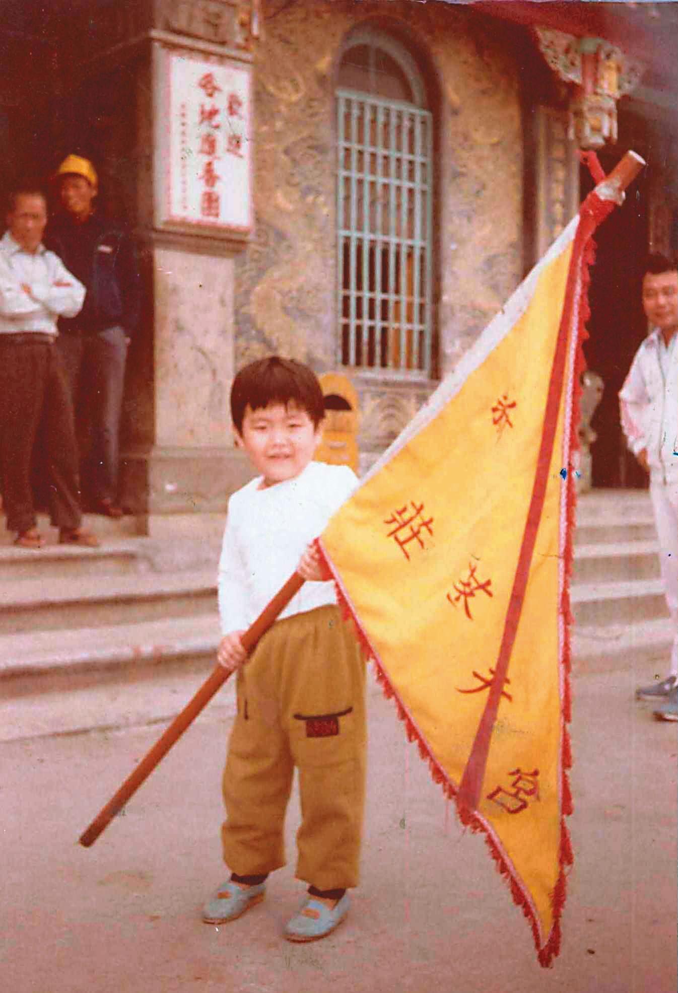 賴建程從小給玄天上帝當乾兒子，與宮廟結下不解之緣。