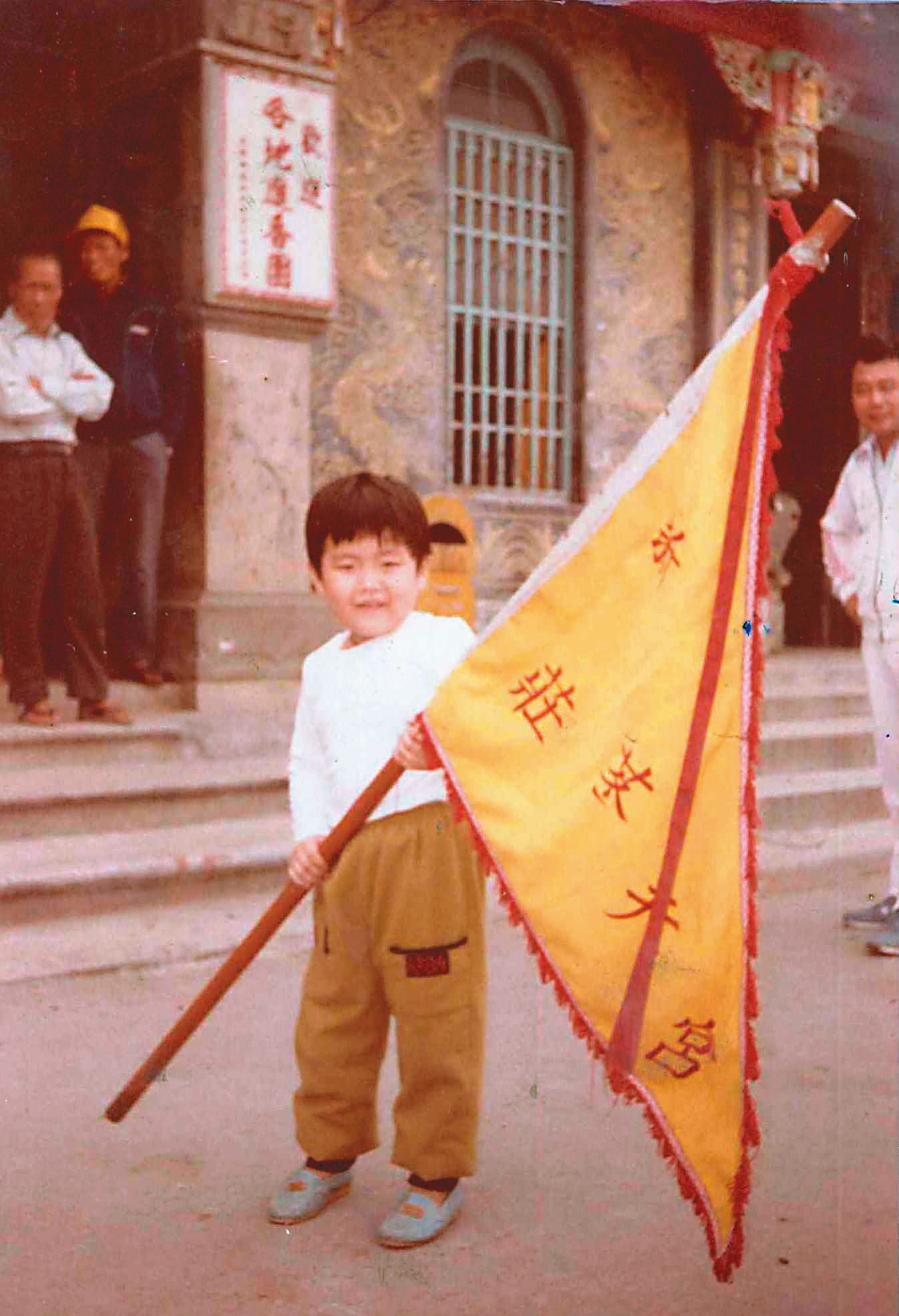 賴建程從小給玄天上帝當乾兒子，與宮廟結下不解之緣。