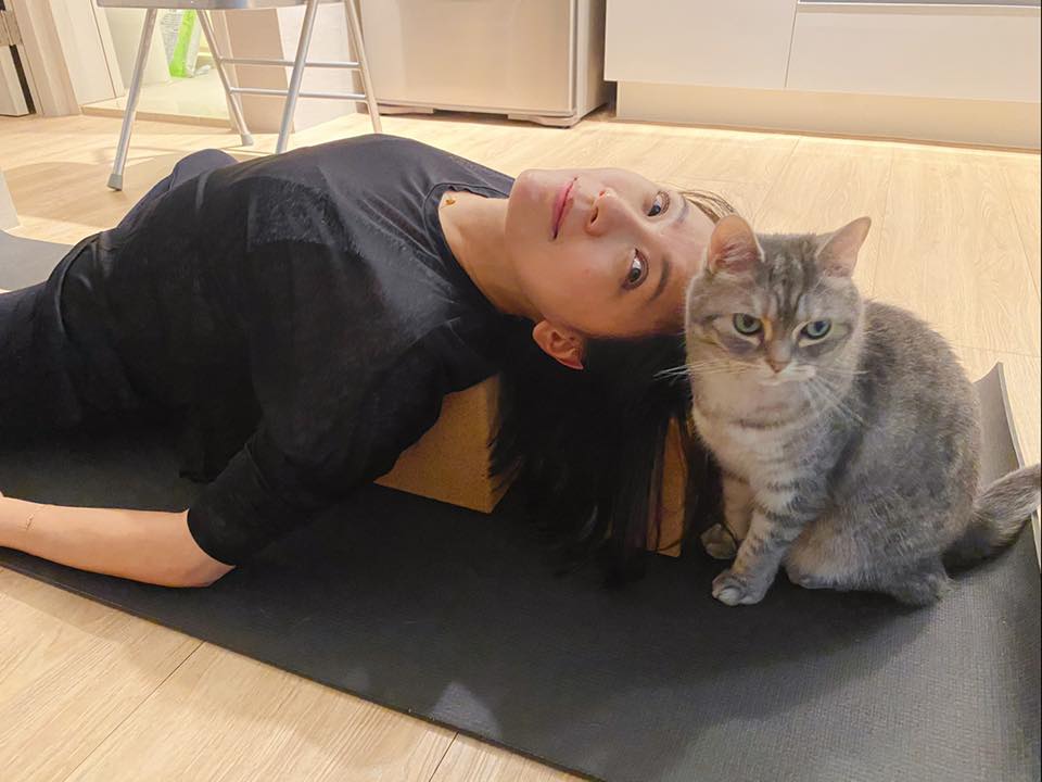 賈靜雯練瑜伽有一隻可愛的小助教陪伴。（翻攝自賈靜雯AlyssaChia臉書）