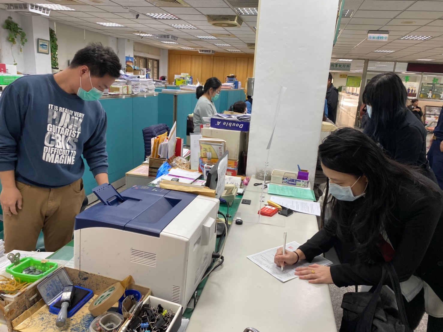 綠黨今向新北地檢署提出凌虐犯人、恐嚇等告發。（綠黨提供）