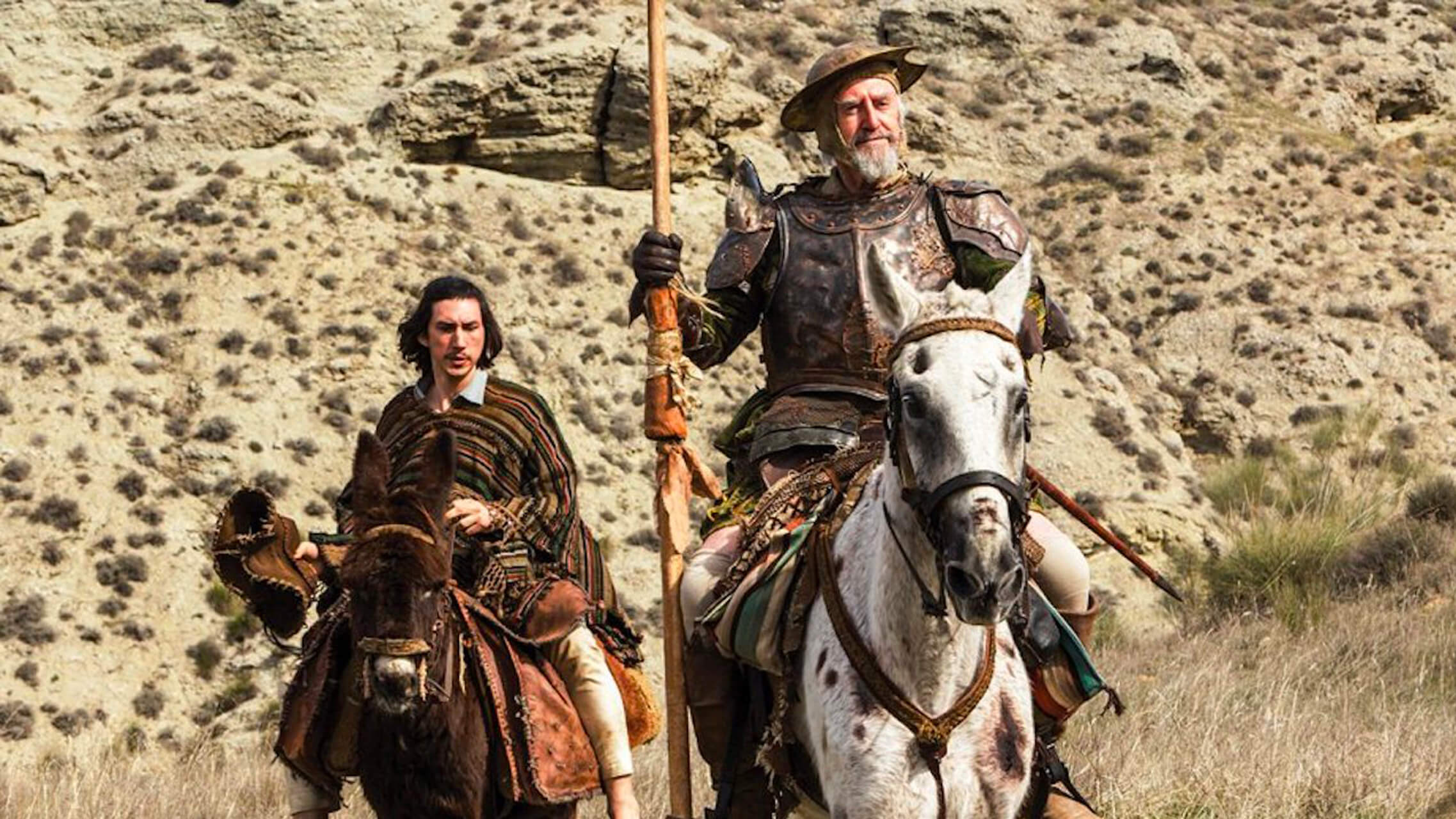 坎城影帝強納森普萊斯戲中發瘋，自稱是騎士唐吉訶德，硬稱亞當崔佛是隨從桑丘，一起展開奇幻冒險。（網路圖片）