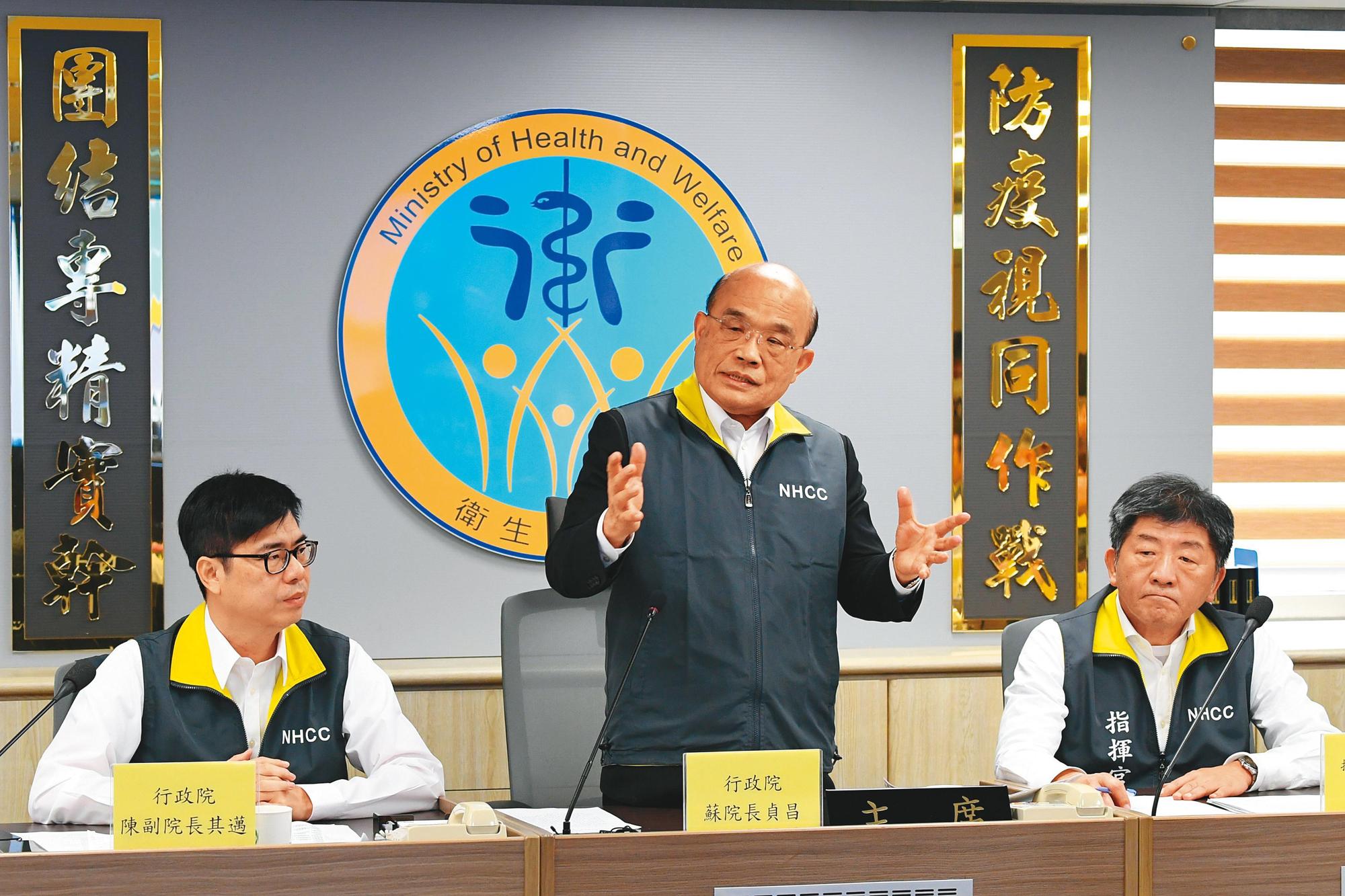 行政院啟動社區主動監測機制,高層除有防疫哨兵在社區第一線回報狀況,也會每天監看健保就診大數據,以了解疫情走向。(行政院提供)