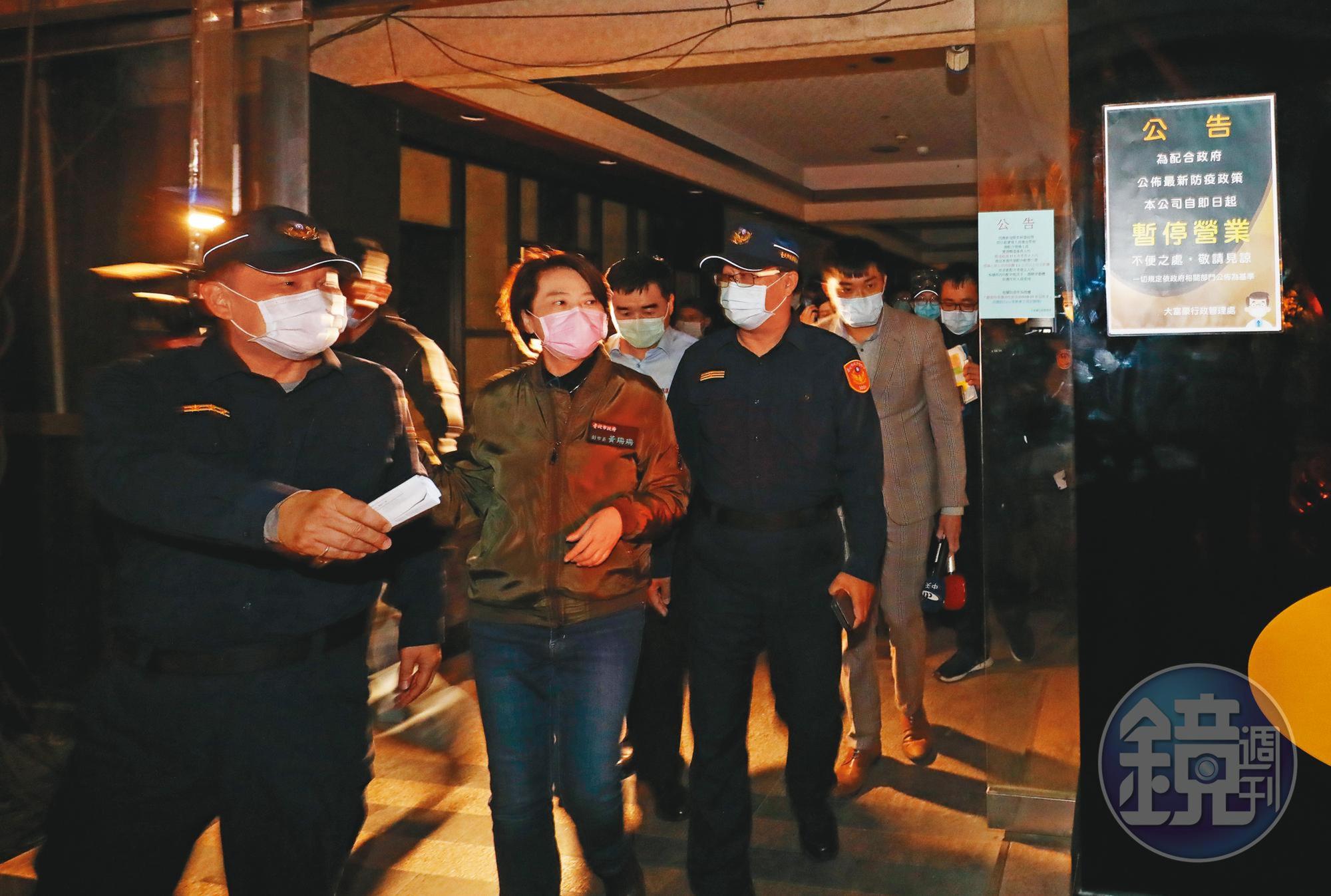 一名酒店公關確診後,政府9日宣布酒家、舞廳等有男女陪侍的店無限期停業,各地方政府隨即展開稽查,台北市副市長黃珊珊(左2)也率隊臨檢。