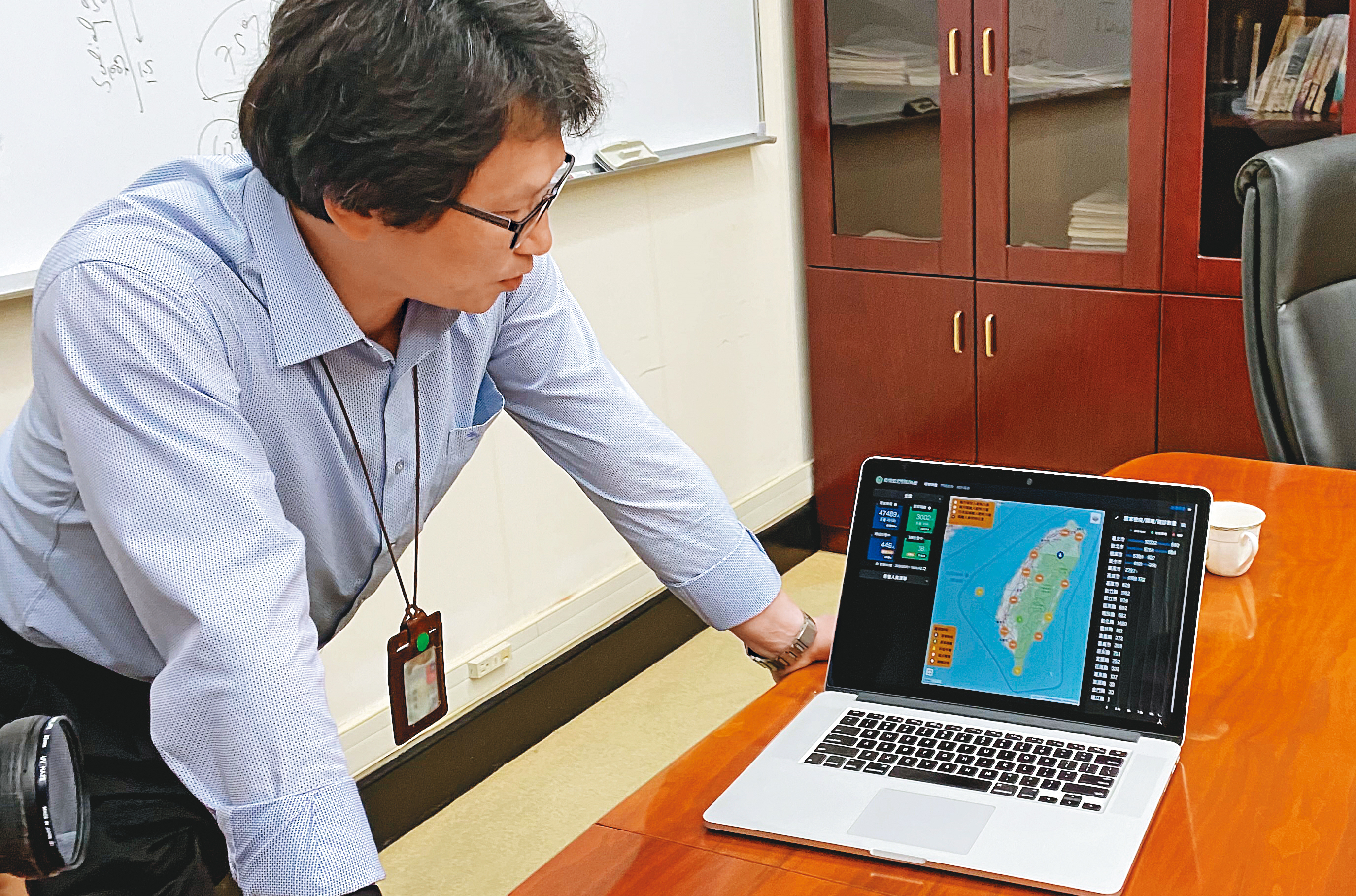 針對居家檢疫、隔離者的電子圍籬智慧監控系統，行政院正開發新功能，未來一旦手機靜置太久，也可能會示警通報。左為行政院資安處長簡宏偉。
