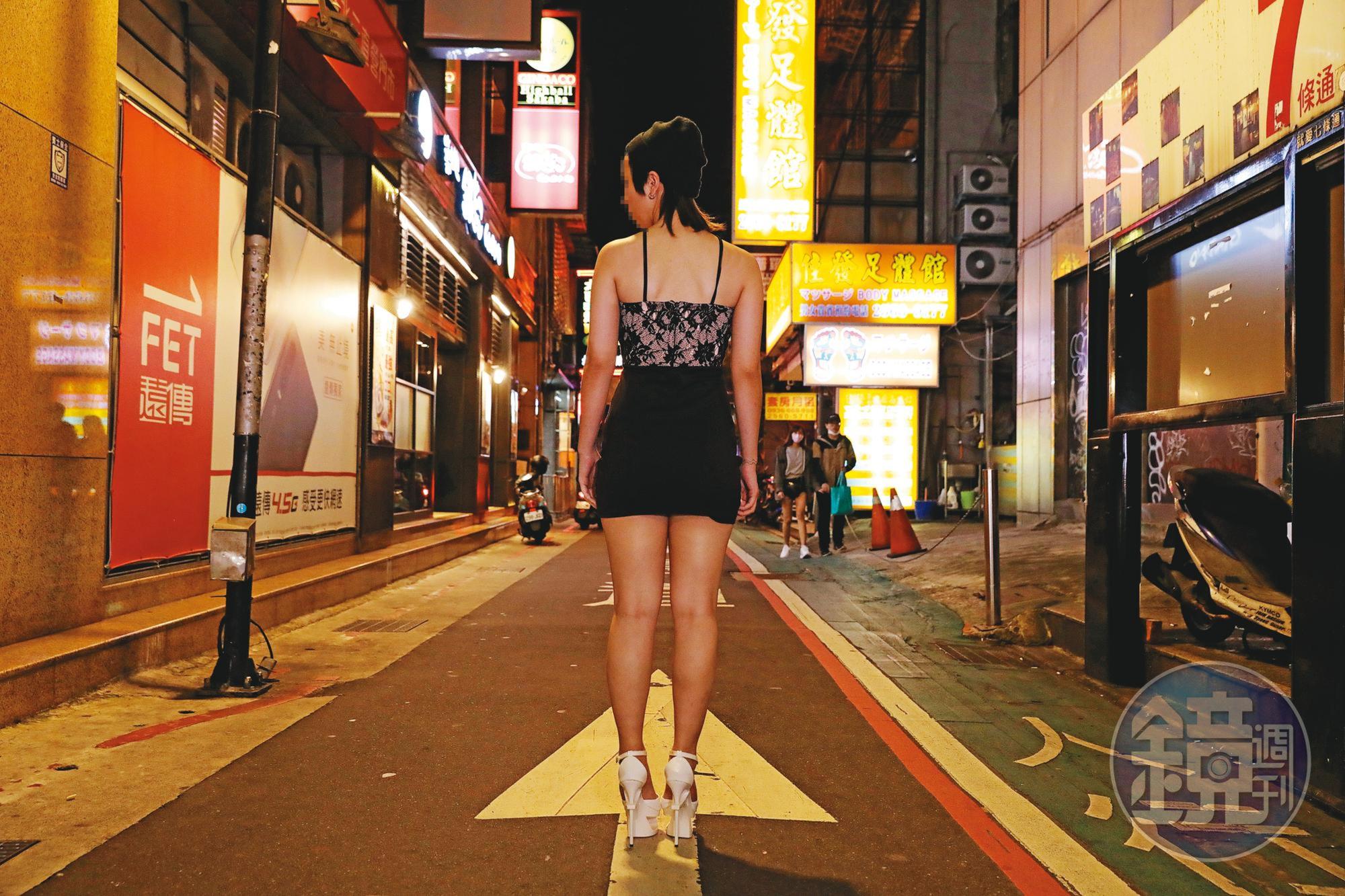 酒店因疫情遭勒令停業,酒店公關萱萱(化名)回到過去熟悉的台北林森北路巷口,夜生活已不復以往,失業的她希望政府能將酒店公關納入紓困對象。