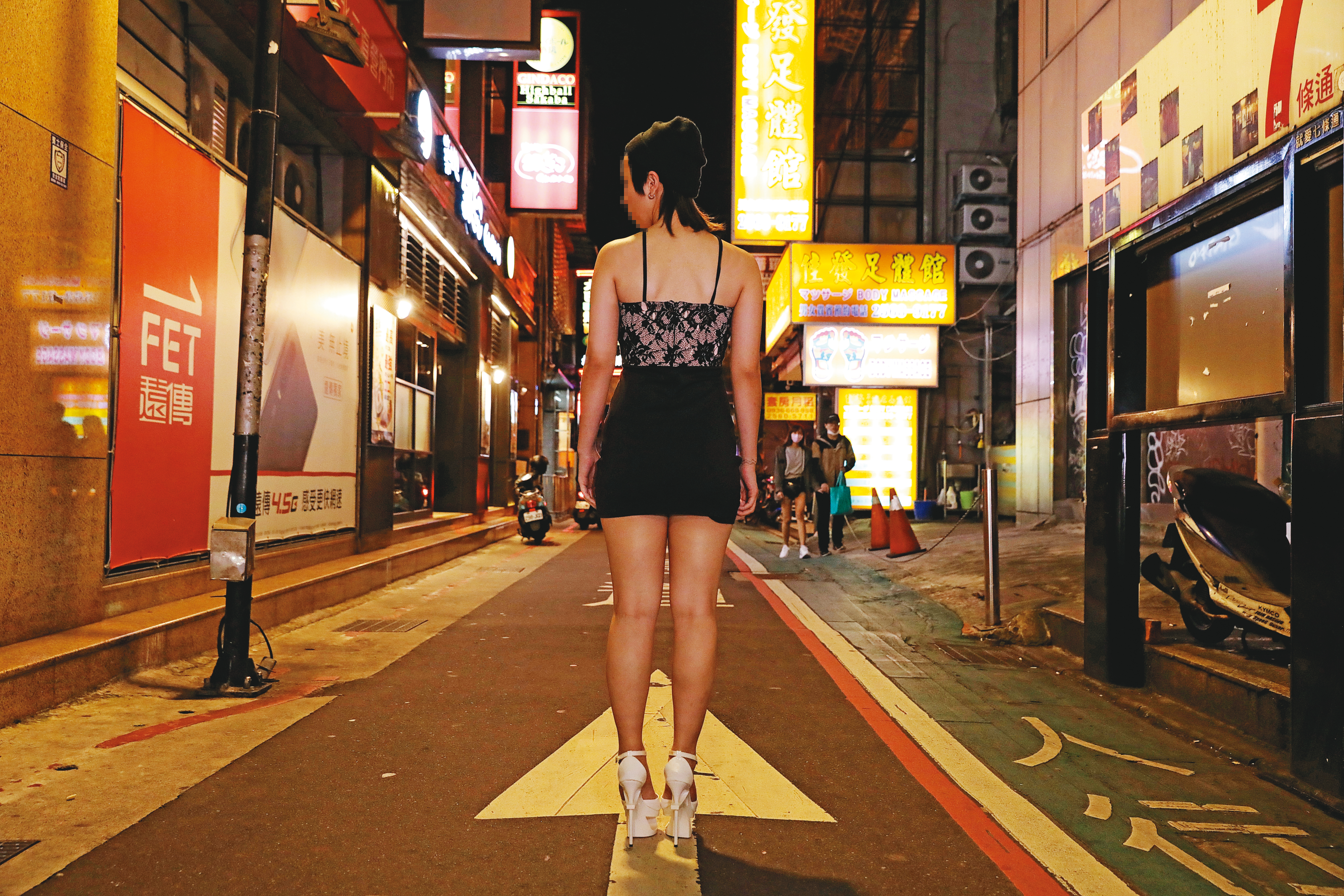 酒店因疫情遭勒令停業，酒店公關萱萱（化名）回到過去熟悉的台北林森北路巷口，夜生活已不復以往，失業的她希望政府能將酒店公關納入紓困對象。