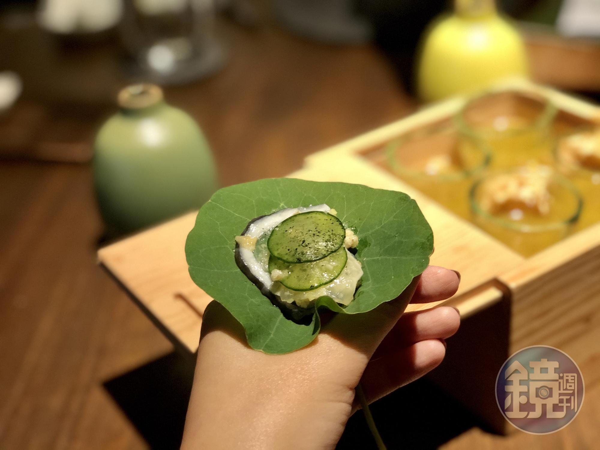 以春卷為概念的「海頭皮/金山寺味噌/山葵」用金線蓮葉代替潤餅皮。