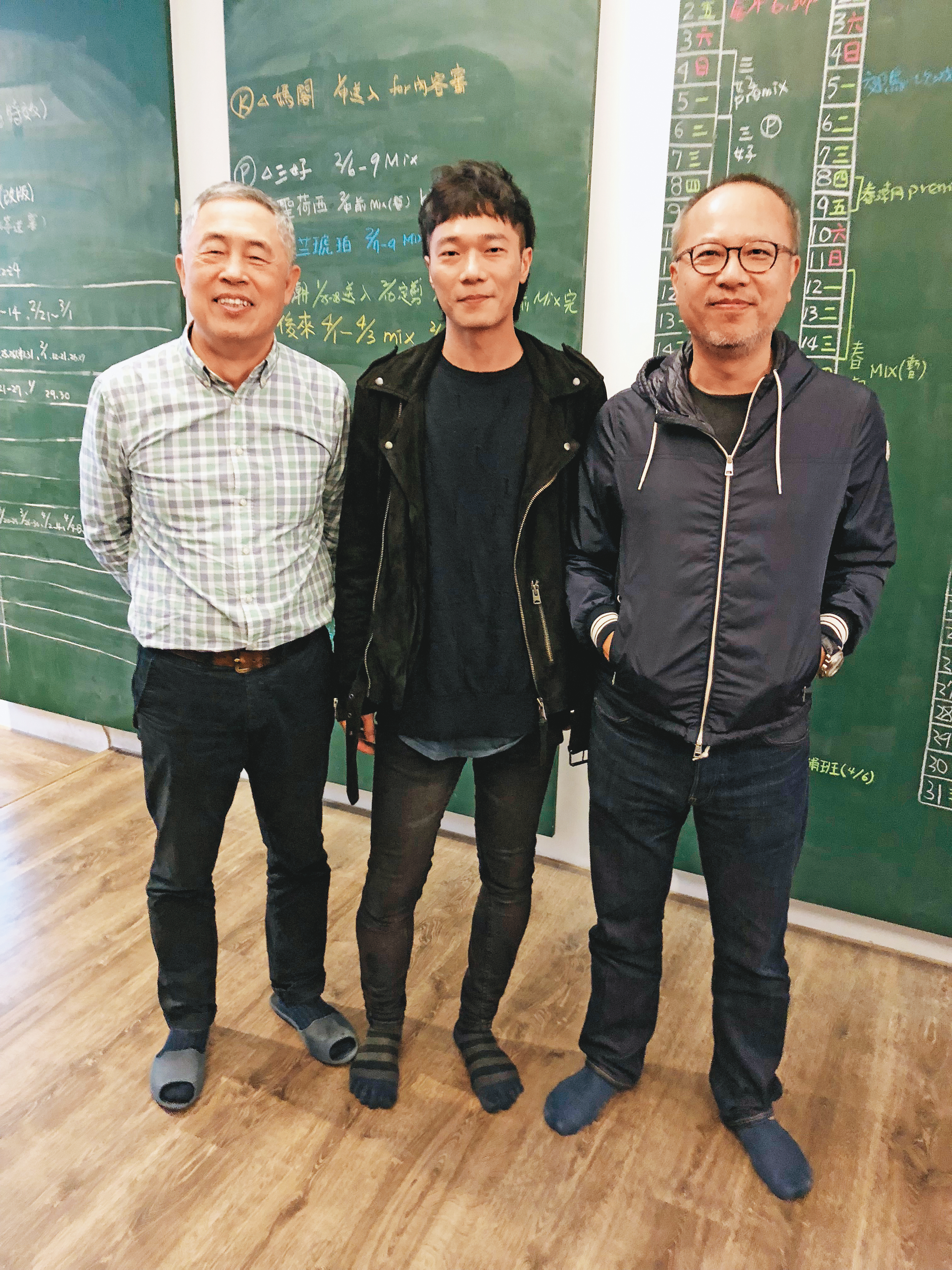 盧律銘(中)與音效師杜篤之(左)在《小美》各司配樂、聲音處理,以音樂串起角色間的關係,導演鍾孟宏(右)為該片監製。(盧律銘提供)
