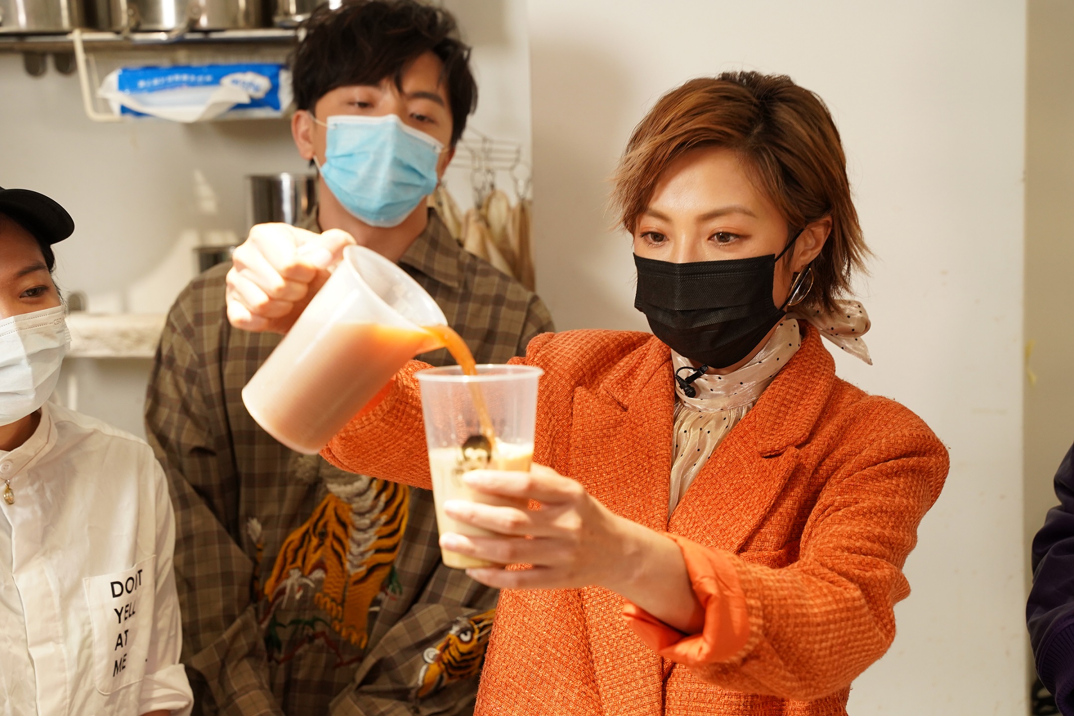 《聊聊大明星》首集找來好友KID林柏昇、坤達、張允曦（小8）助陣，3人挑戰手搖店打工「斜槓人生」，親自做飲料給幸運粉絲喝。（蝦皮購物提供）