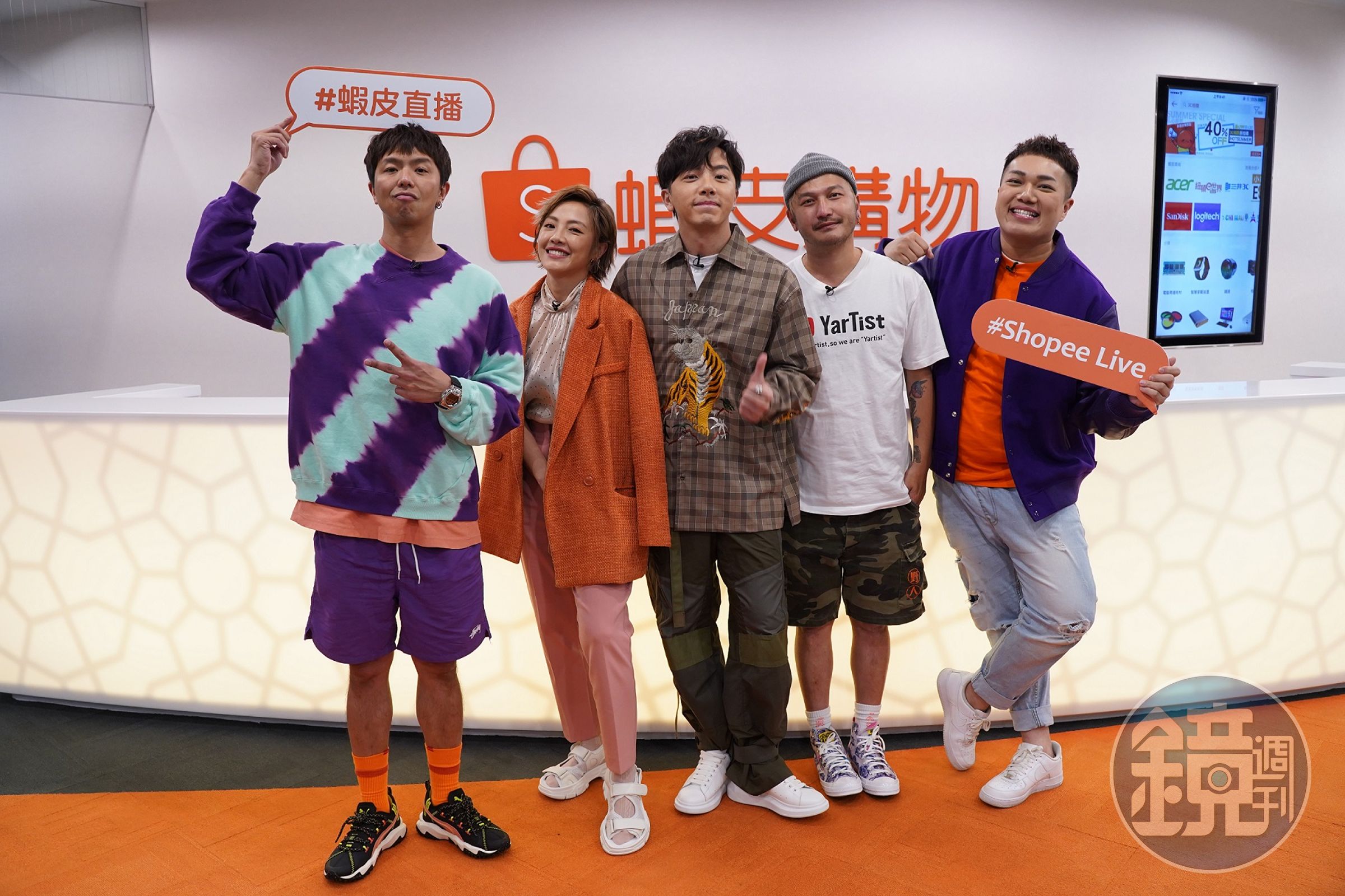 KID（右2）登場後大打感性牌，感謝黃鴻升（左1）、坤達（中）在自己當兵時幫忙撐住主持節目，也坦言「超怕被取代！」（蝦皮購物提供）