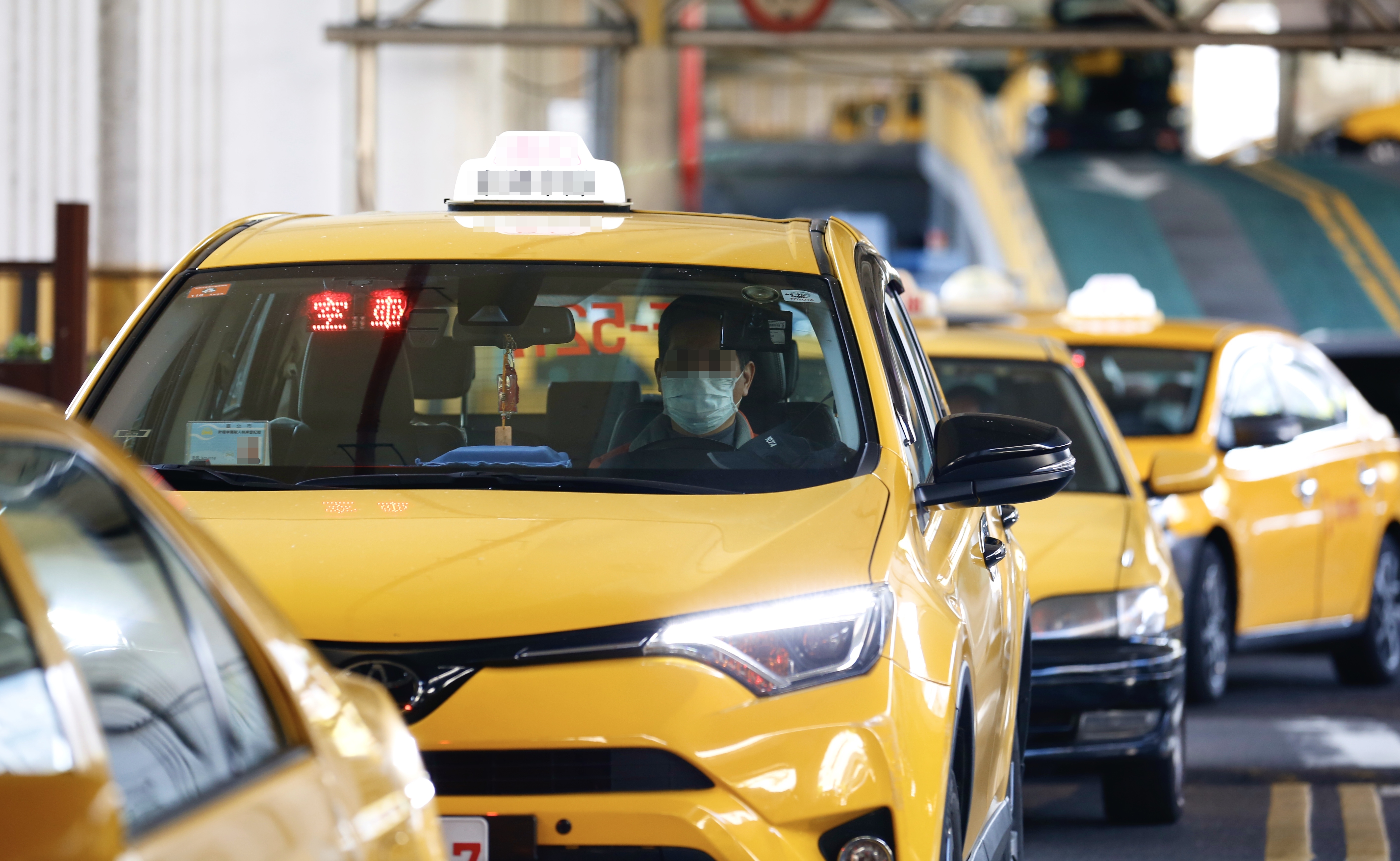 台商違反居家檢疫規定遭罰100萬元，他企圖落跑被攔截，還在防疫計程車上大鬧；防疫計程車示意圖，與當事人無關。