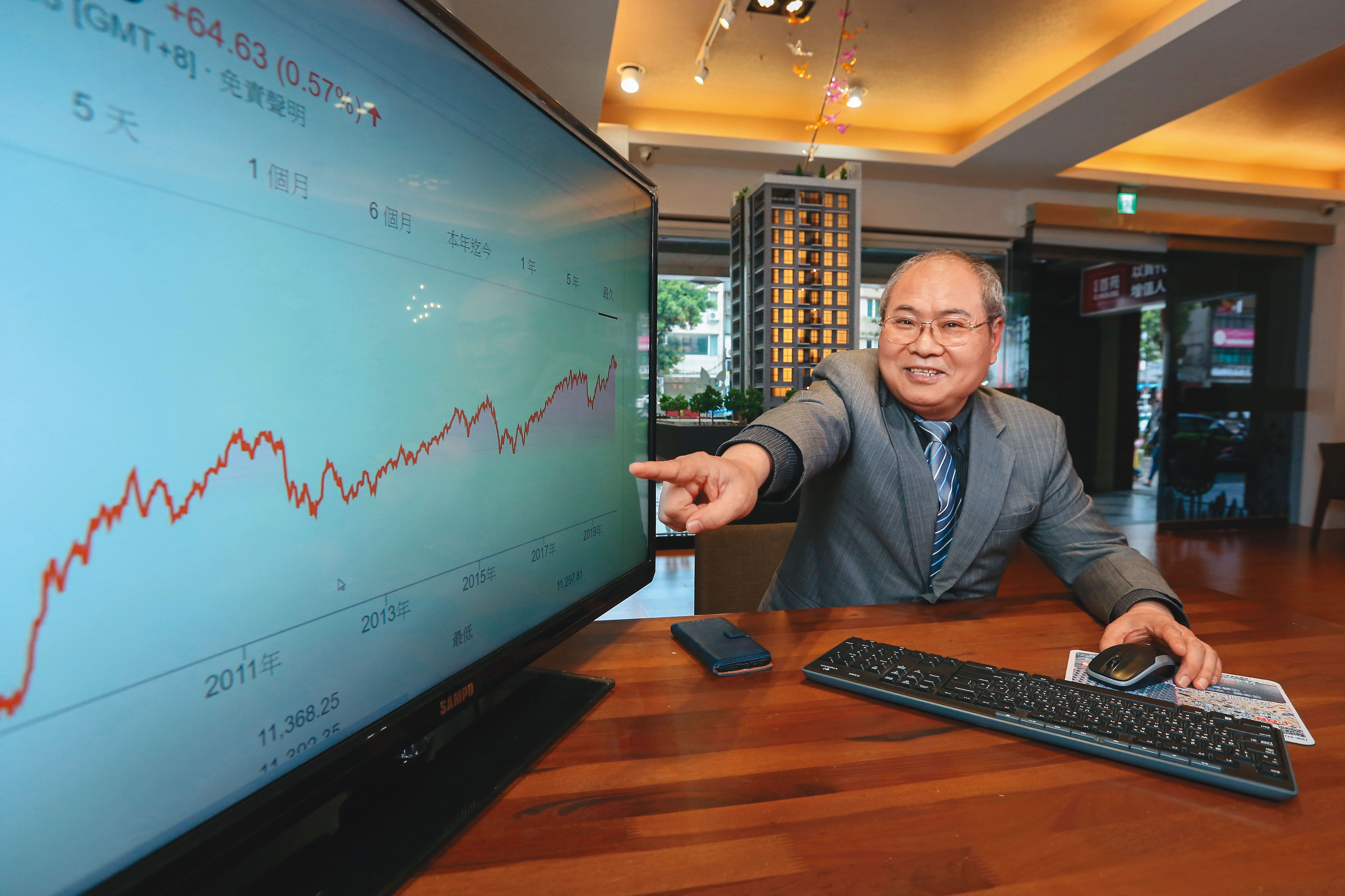 鄭金鴻專門鎖定冷門股，在還沒有人關注時默默買進，等待題材發酵，收割獲利。