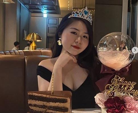 簡嘉芸瘦身成功之後,打扮愈來愈有成熟韻味。(翻攝簡嘉芸IG)