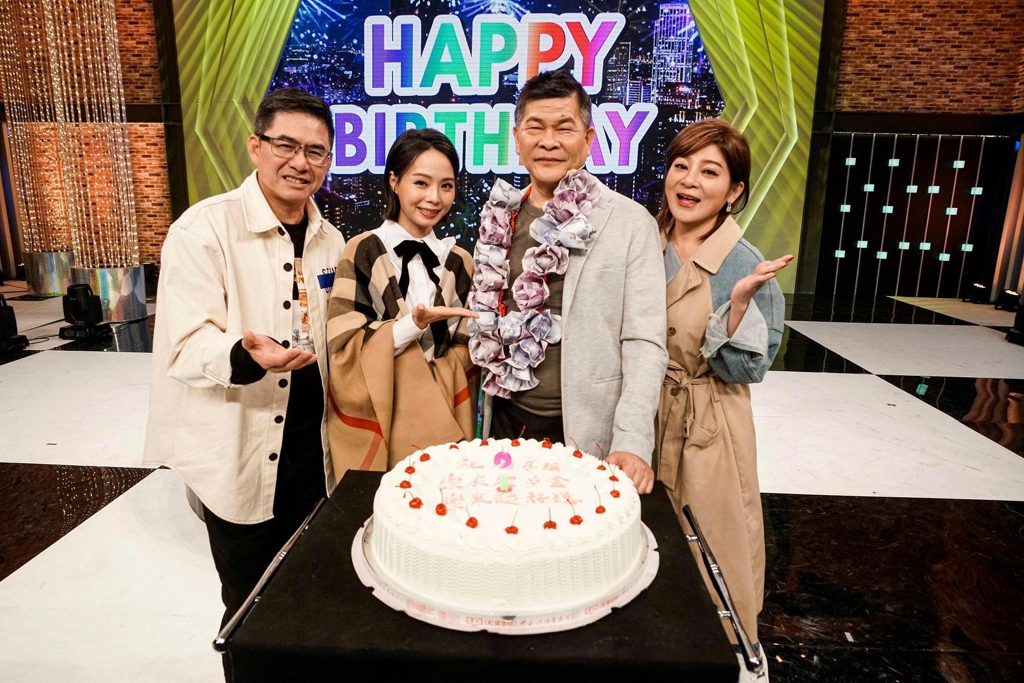 澎恰恰明天64歲生日,進棚錄影空檔時,好友洪都拉斯、孫淑媚及王彩樺為他製造慶生驚喜、提前為壽星暖壽。(八大提供)