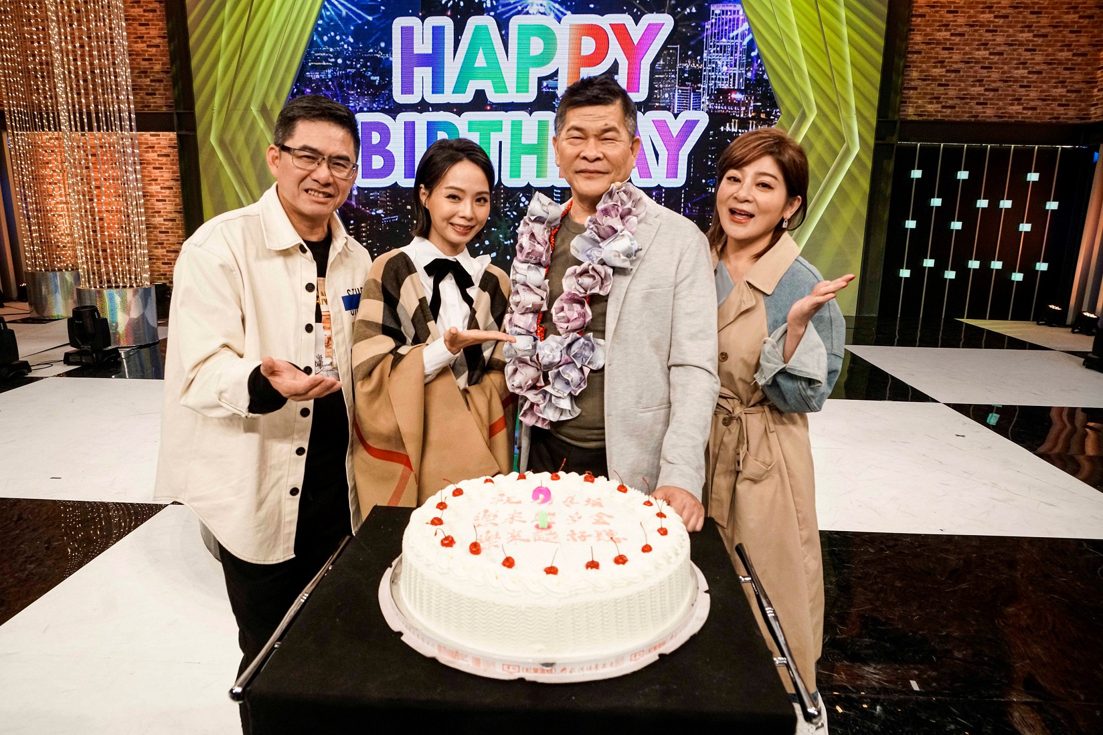 澎恰恰明天64歲生日，進棚錄影空檔時，好友洪都拉斯、孫淑媚及王彩樺為他製造慶生驚喜、提前為壽星暖壽。（八大提供）