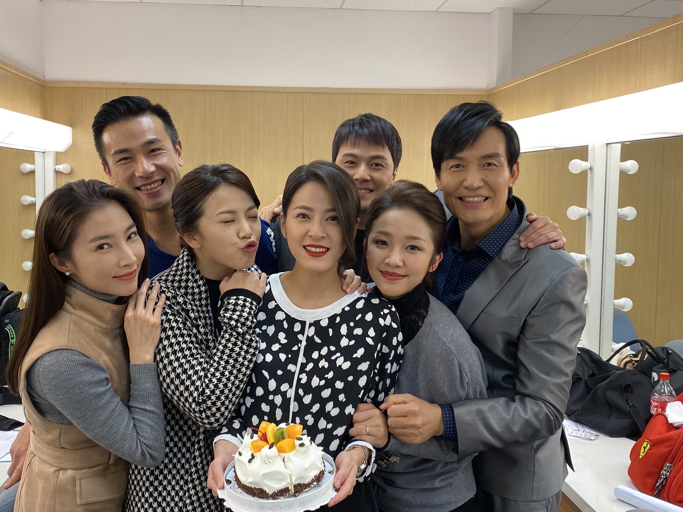 日前蘇晏霈（中）度過32歲生日，劇組演員齊祝賀。（民視提供）
