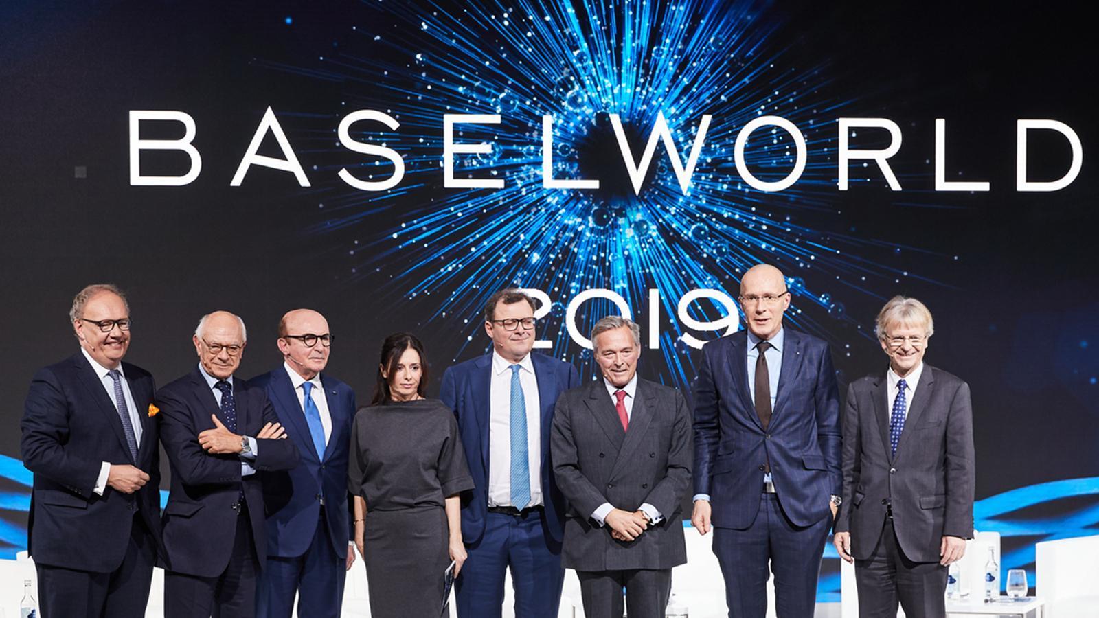 PP總裁Thierry Stern（右四）和蕭邦執行長Karl-Friedrich Scheufele（右三），去年在BASELWORLD接受訪問的場景，當時各界應該都沒想到兩大品牌在隔年會做出退展決定。 
