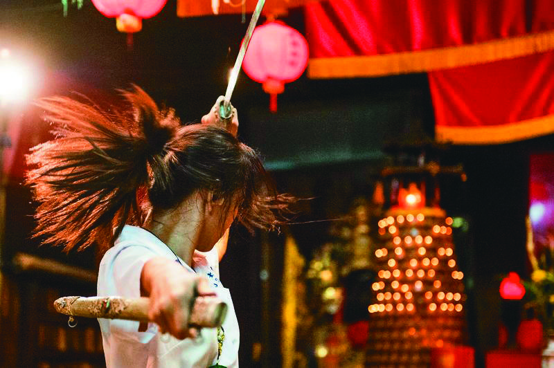 高鳴晟與攝影陳克勤共同研究電影,兩人合作的陳和榆執導短片《神算》備受肯定。(翻攝自myVideo.net.tw)