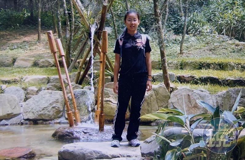 傅美慧家境清寒,從小就要幫媽媽發廣告傳單,曬得全身皮膚黝黑。(傅美慧提供)