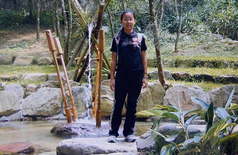 傅美慧家境清寒，從小就要幫媽媽發廣告傳單，曬得全身皮膚黝黑。（傅美慧提供）