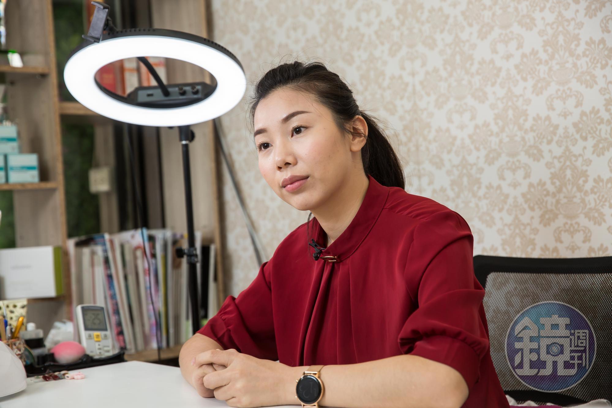 傅美慧自幼家貧,靠努力奮發成為金牌美容師,經營雅漫塔時尚美甲美睫工作室,吸引客人慕名前往。