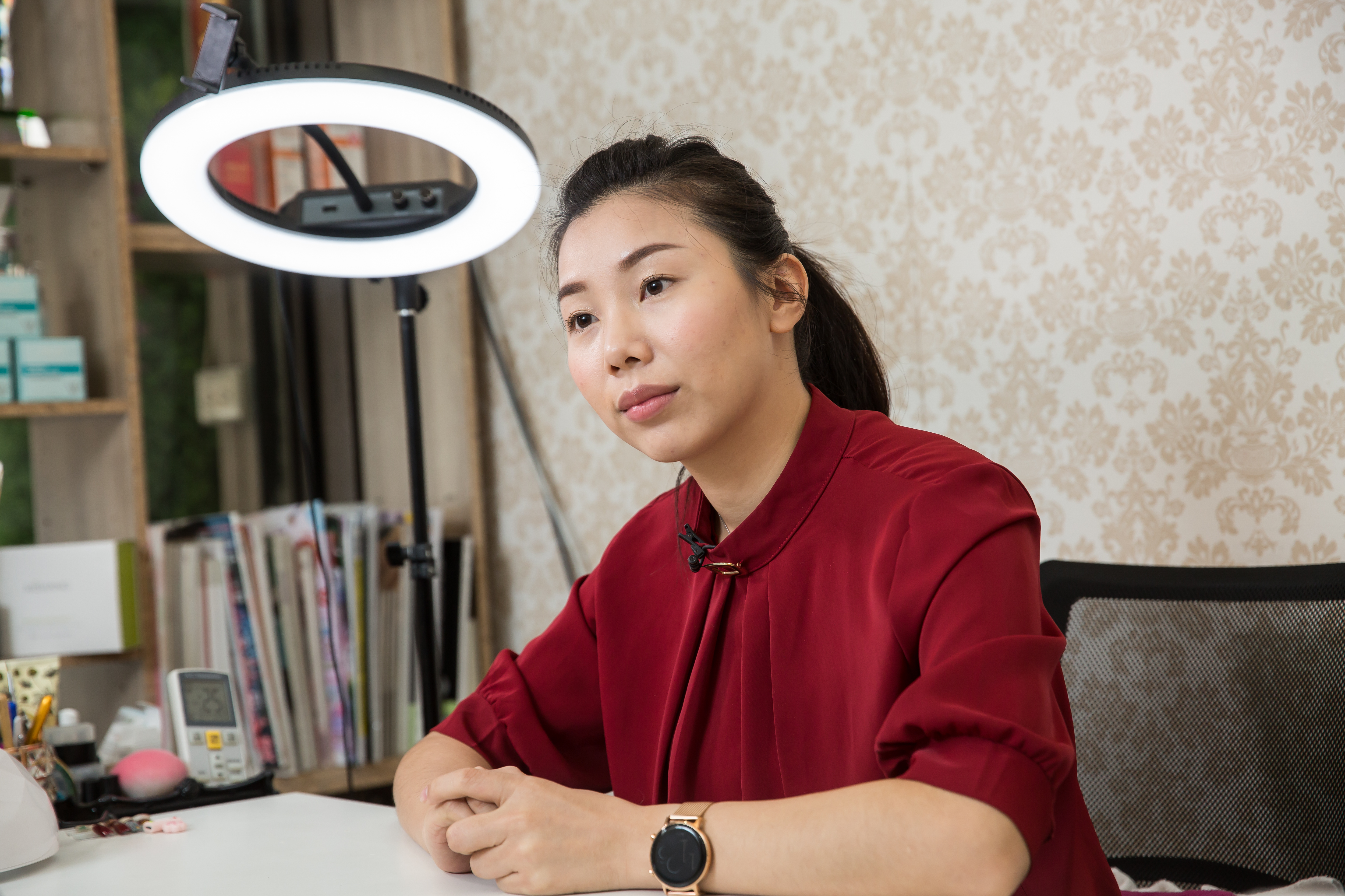 傅美慧自幼家貧,靠努力奮發成為金牌美容師,經營雅漫塔時尚美甲美睫工作室,吸引客人慕名前往。