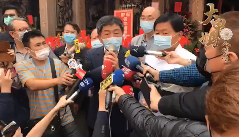 衛福部長陳時中今(15日)上午赴大甲鎮瀾宮參拜,感謝顏清標延後遶境。(翻攝自大甲鎮瀾宮【我愛大甲媽】臉書)