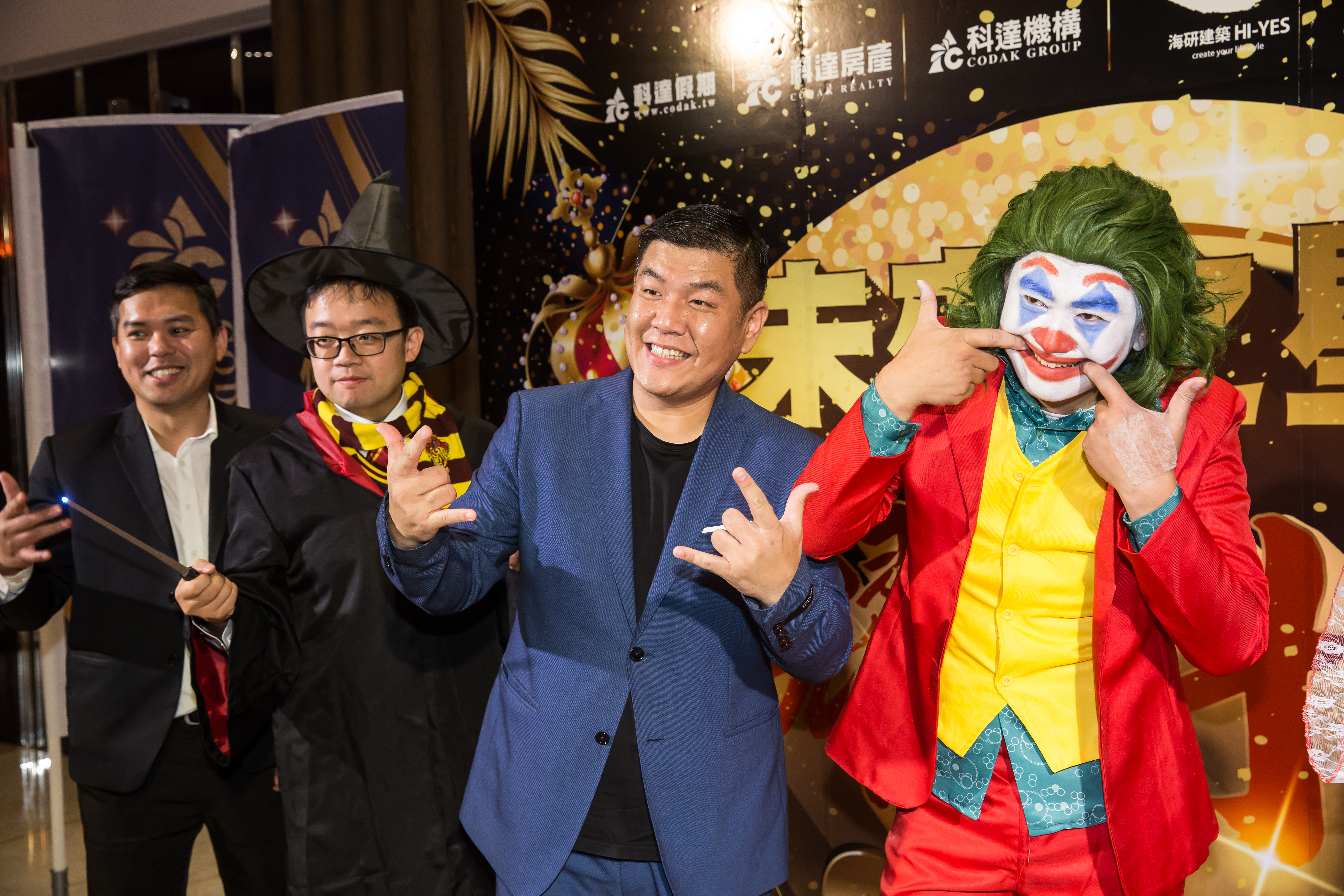 新莊傳統市場出身賴建程，從小不怕生、個性陽光熱情，16歲就被主持界大哥大張菲相中，簽了10年經紀約，原以為可以一圓明星夢，卻因菲哥暫別演藝圈而受阻，轉而立志從商，短短10年，就從旅行社跨足地產界，成為新莊一霸。