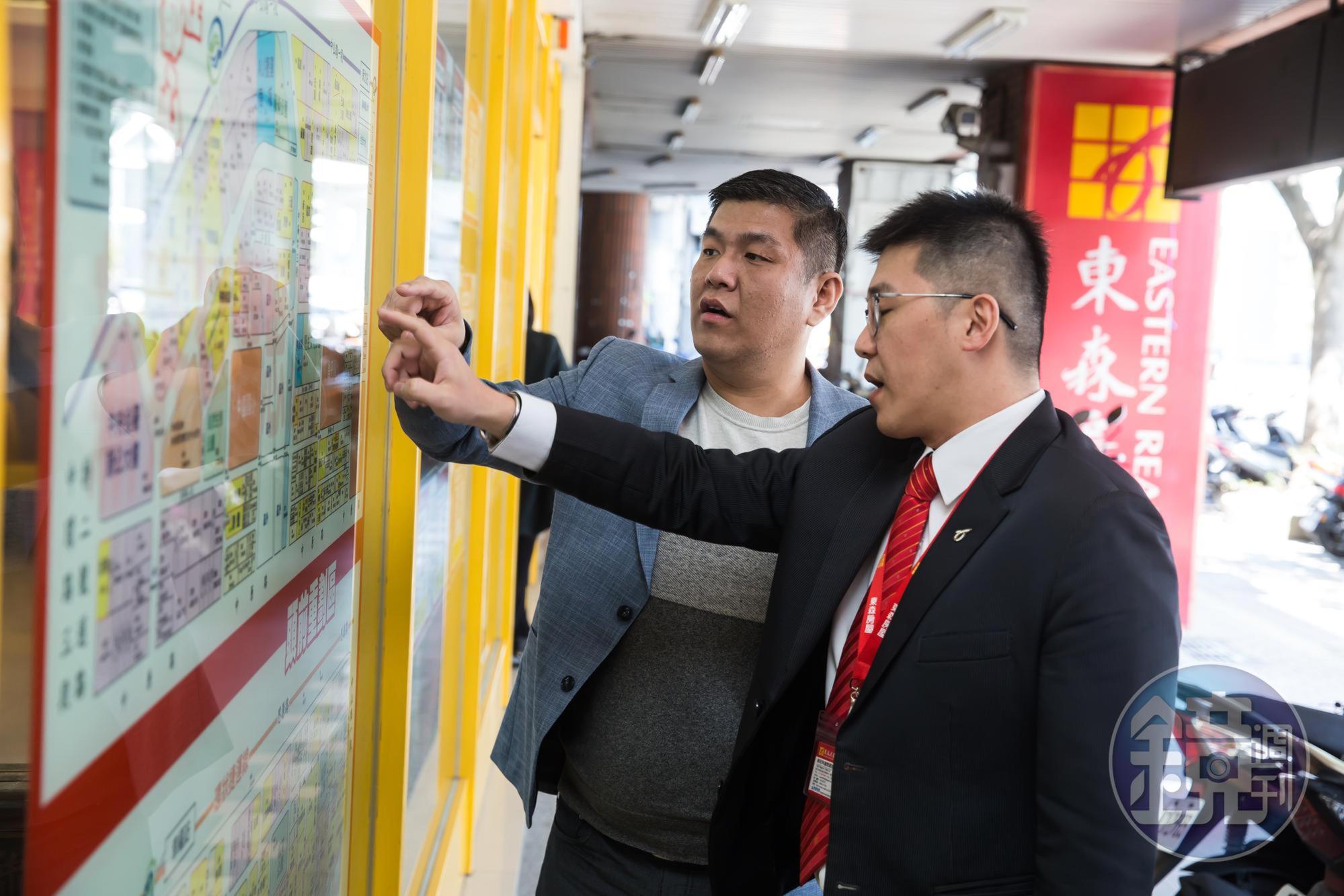  賴建程（左）當建商前已加盟東森房屋，在新莊有5家店頭，熟悉當地市場行情。