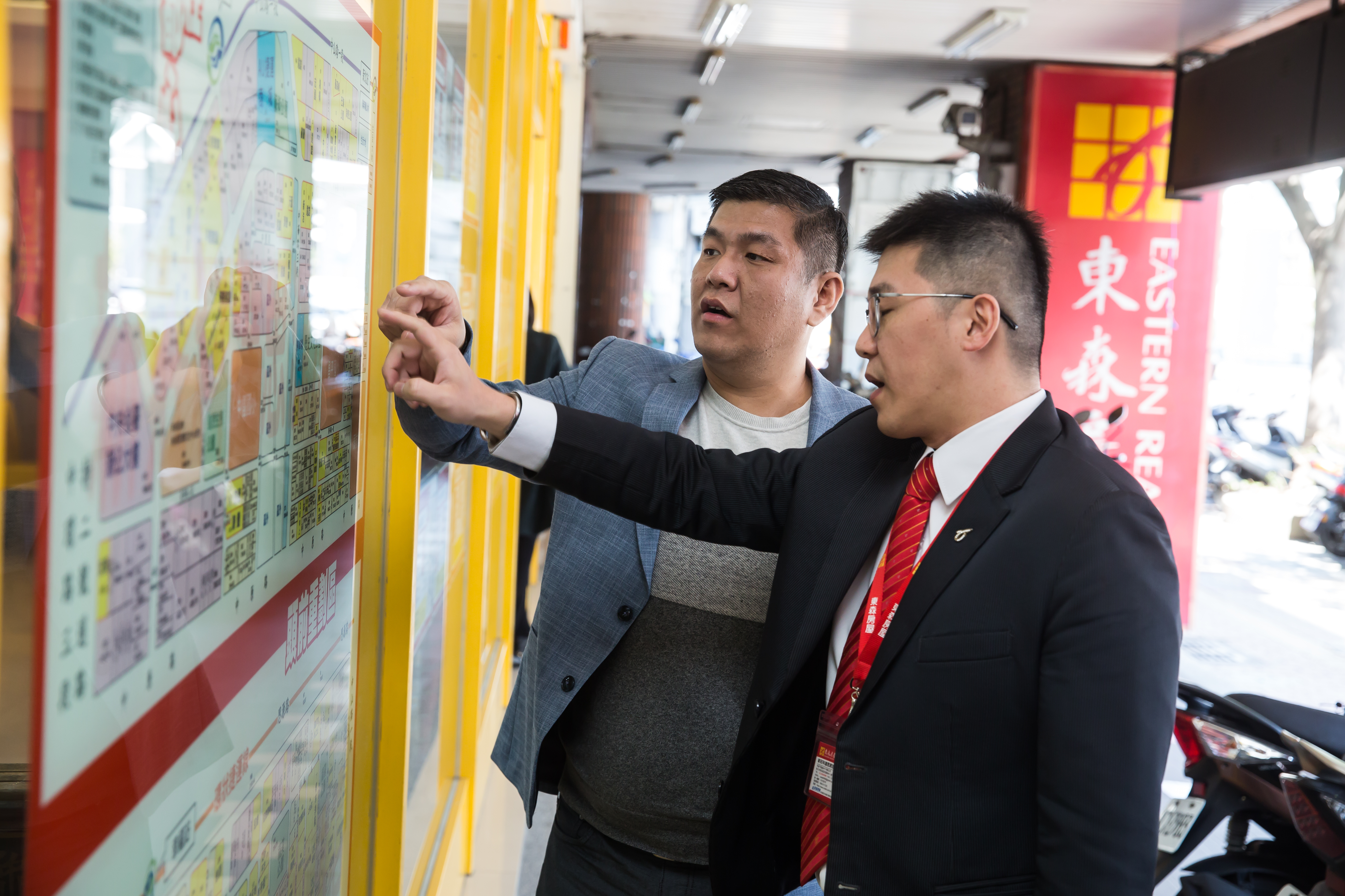  賴建程（左）當建商前已加盟東森房屋，在新莊有5家店頭，熟悉當地市場行情。