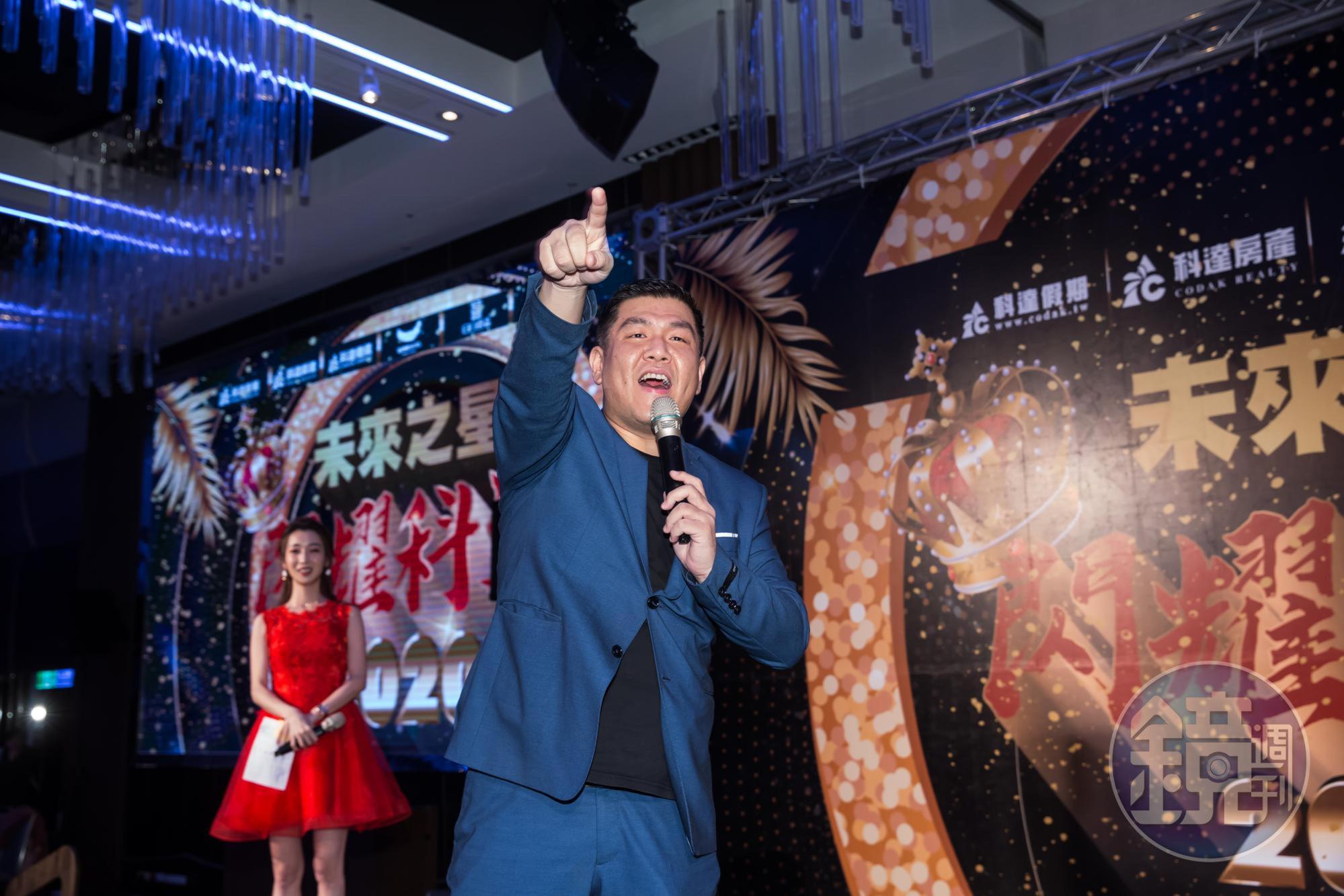 賴建程歌聲跟張學友相似度高，跟菲哥簽約後，也被滾石唱片星探發現，原本想與他簽約，但接觸後得知他是大哥的旗下藝人而作罷。