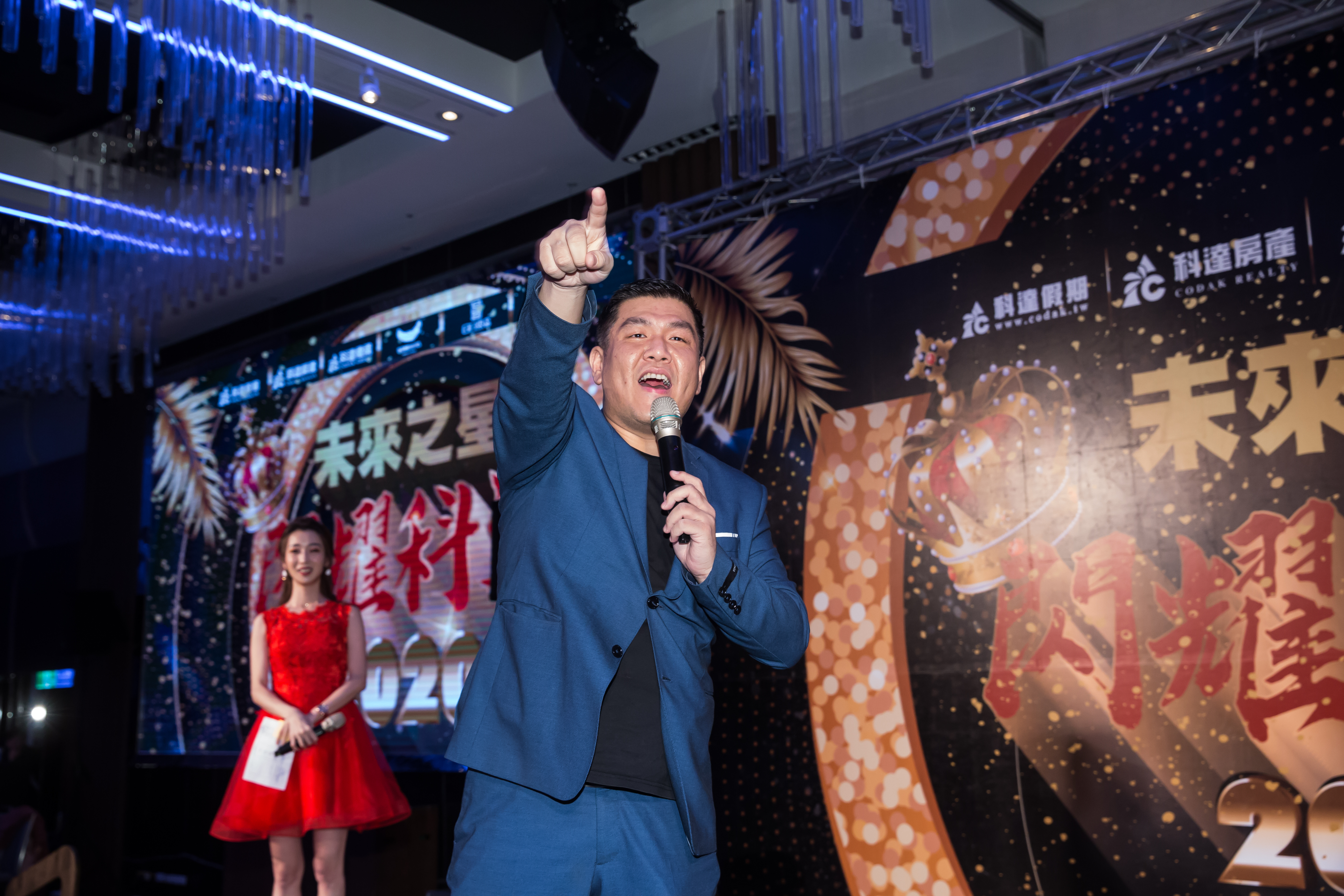 賴建程歌聲跟張學友相似度高，跟菲哥簽約後，也被滾石唱片星探發現，原本想與他簽約，但接觸後得知他是大哥的旗下藝人而作罷。