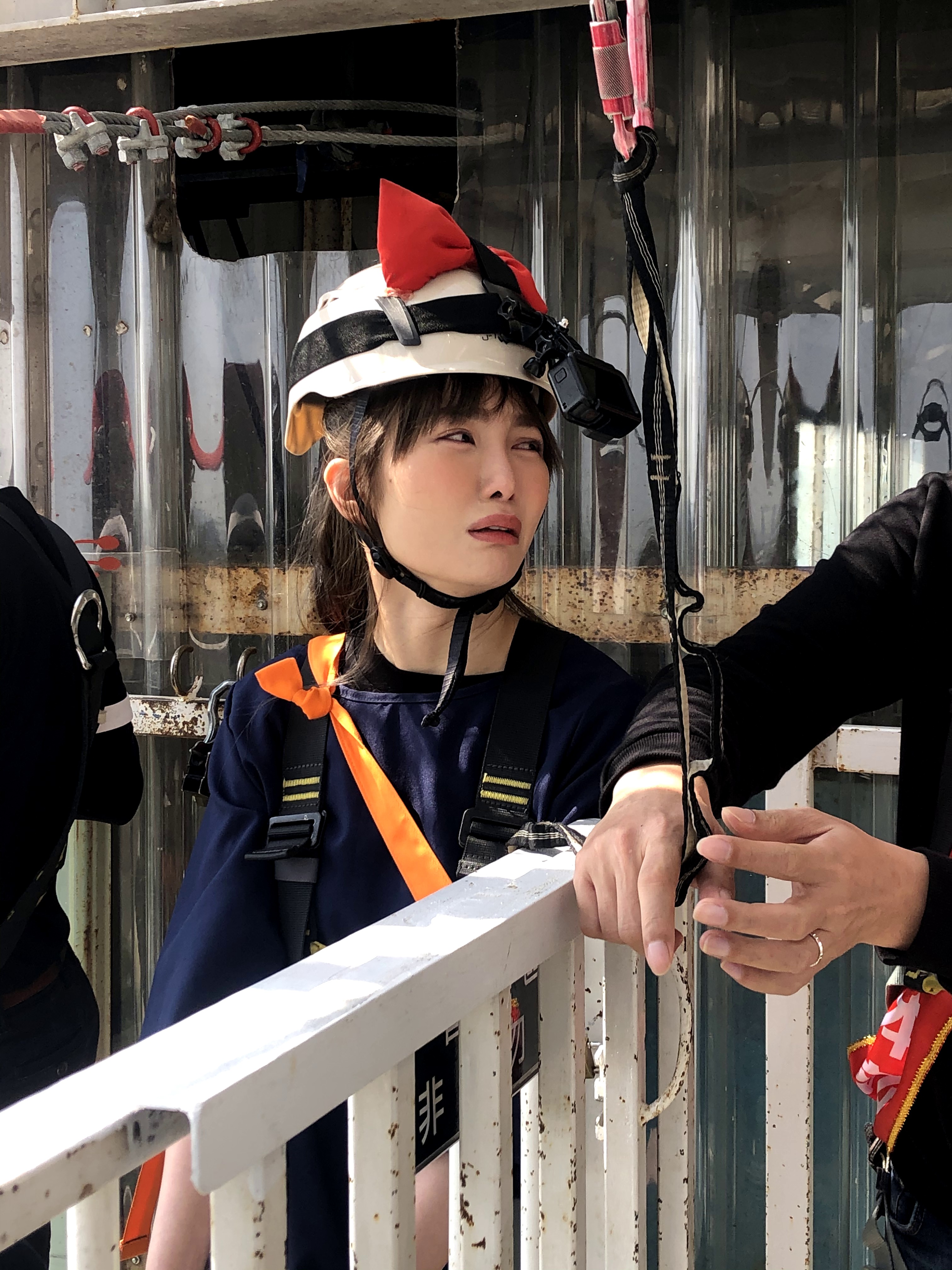 舒子晨扮成魔女宅急便，但臉卻很驚恐。（TVBS提供）