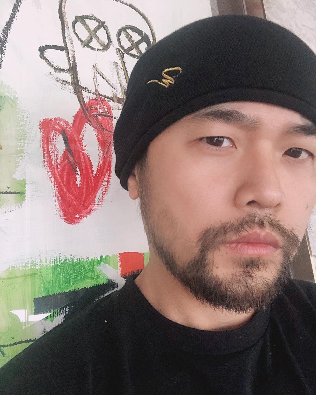 另外在IG加碼神態更硬漢一點的鬍照。（翻攝自周杰倫IG）